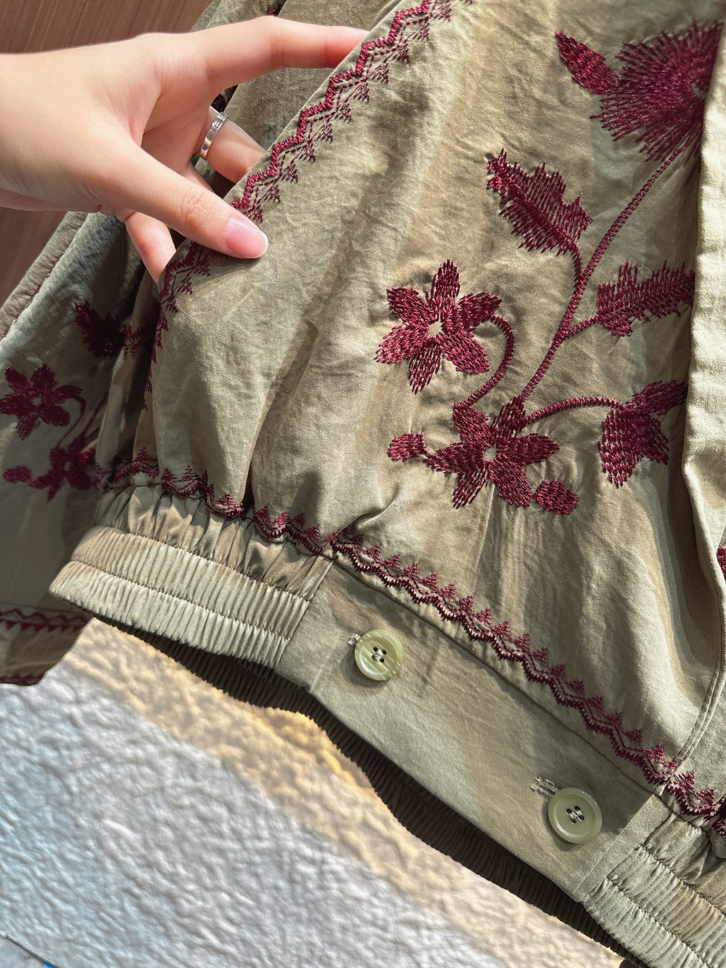 ✨✨✨伊莎贝尔✨✨✨2025秋冬新款 【刺绣短款外套的艺术感穿搭】两款短款外套，以精致刺绣演绎复古风情。