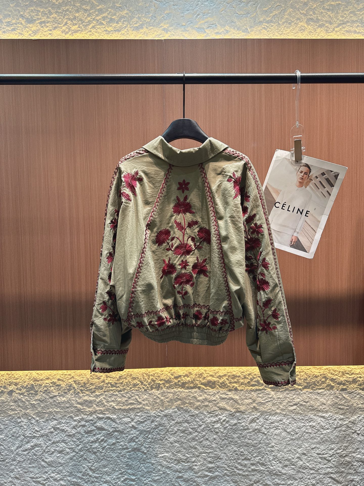 ✨✨✨伊莎贝尔✨✨✨2025秋冬新款 【刺绣短款外套的艺术感穿搭】两款短款外套，以精致刺绣演绎复古风情。