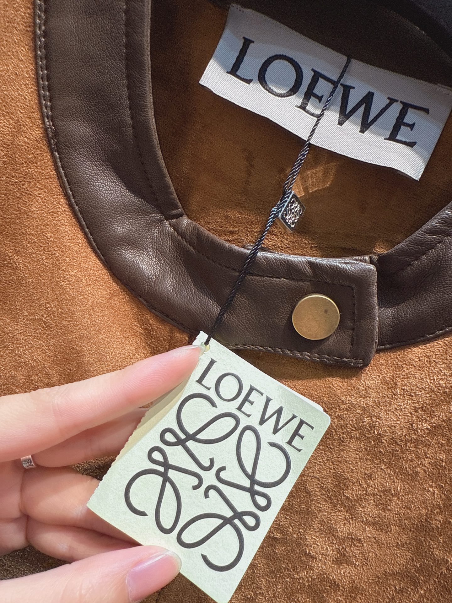 ✨✨✨LOEWE✨✨✨ Loewe同款麂皮和尚领外套 | 气质打褶下摆设计，秋冬必备时尚单品！采用优质仿