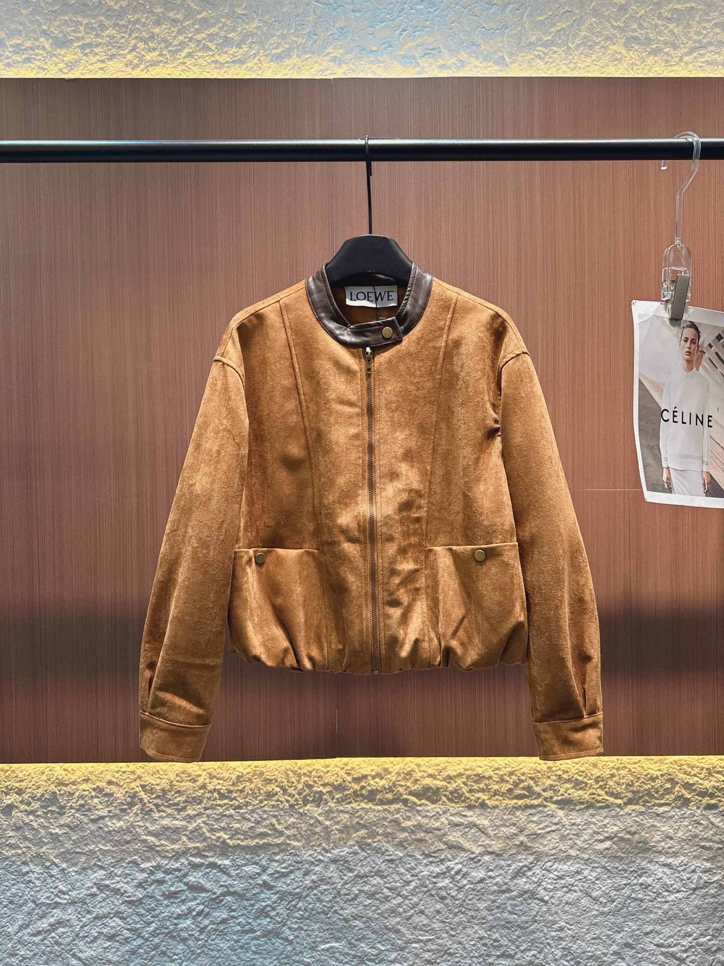 ✨✨✨LOEWE✨✨✨ Loewe同款麂皮和尚领外套 | 气质打褶下摆设计，秋冬必备时尚单品！采用优质仿