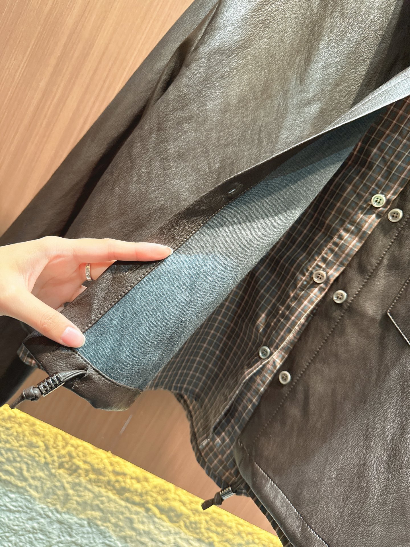 ✨✨✨LOEWE✨✨✨ 秋冬新款Loewe风PU格子衬衫拼接假两件上衣✨ 当经典格纹遇上酷感PU材质，轻
