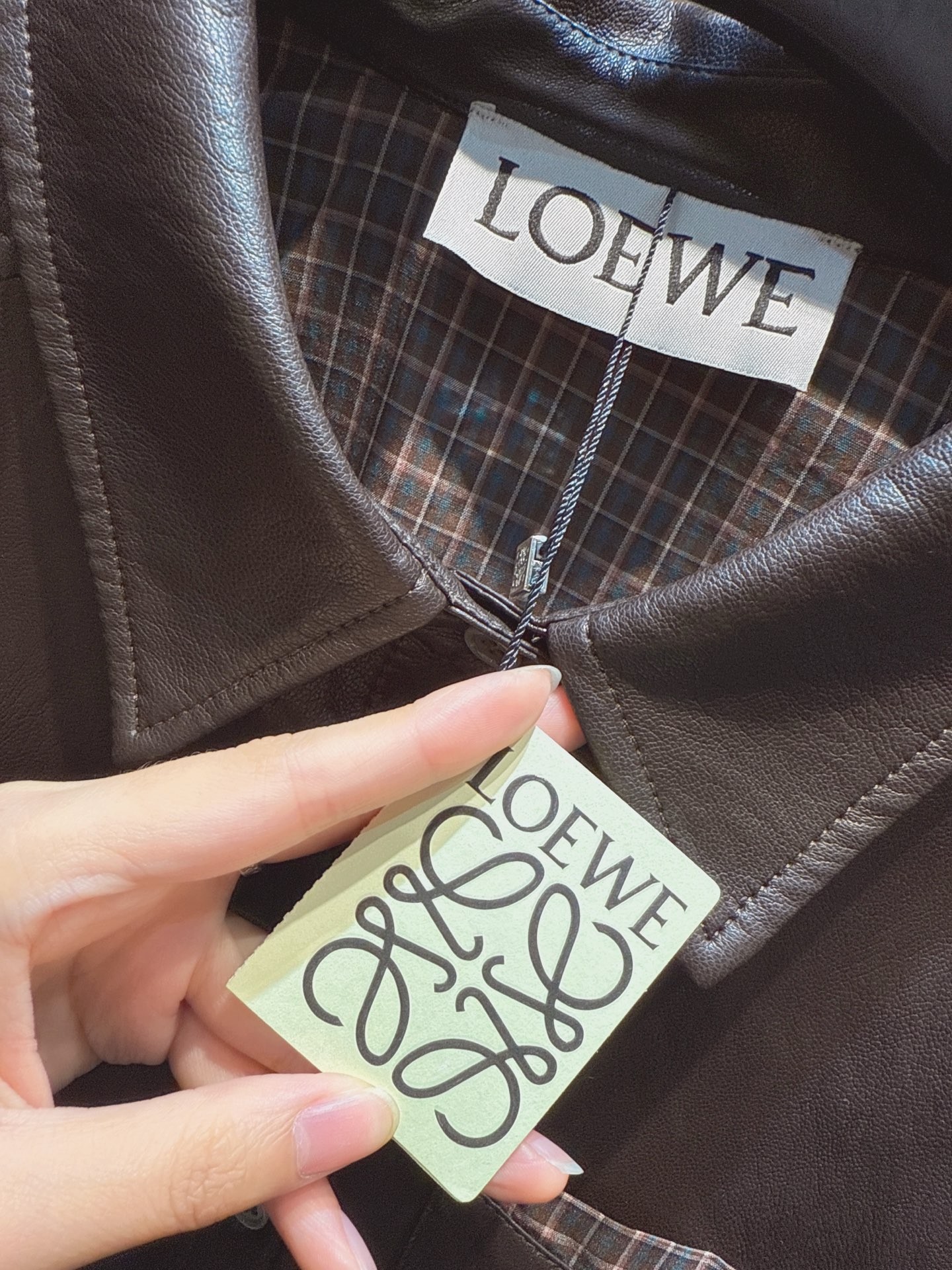 ✨✨✨LOEWE✨✨✨ 秋冬新款Loewe风PU格子衬衫拼接假两件上衣✨ 当经典格纹遇上酷感PU材质，轻