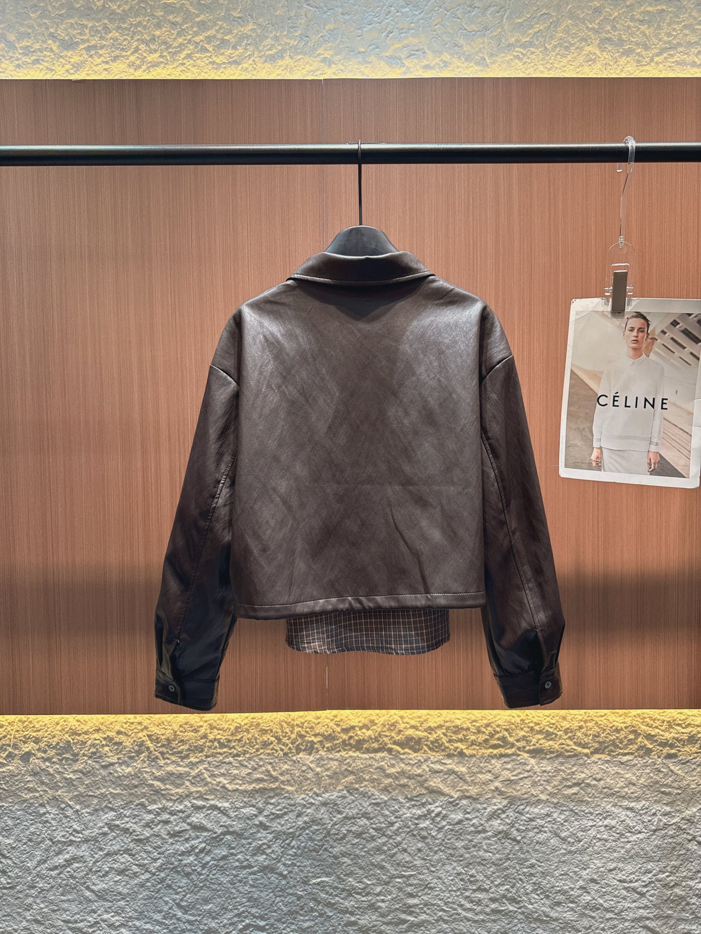 ✨✨✨LOEWE✨✨✨ 秋冬新款Loewe风PU格子衬衫拼接假两件上衣✨ 当经典格纹遇上酷感PU材质，轻