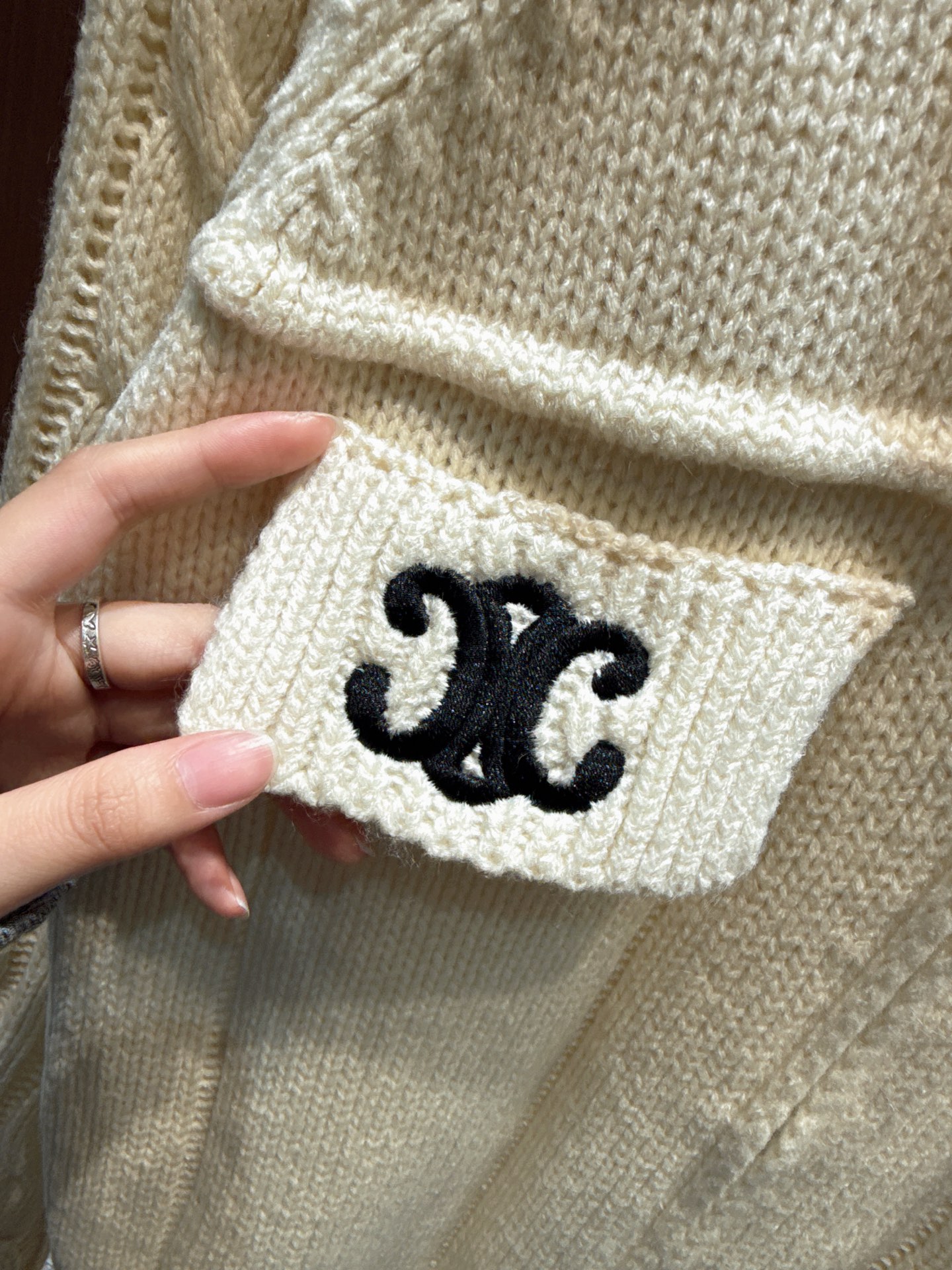 ✨✨✨CELINE✨✨✨ 70%澳洲羊毛+30%精梳棉，和尚领编织袖拉链外套重磅上新！柔软羊毛锁住体温，
