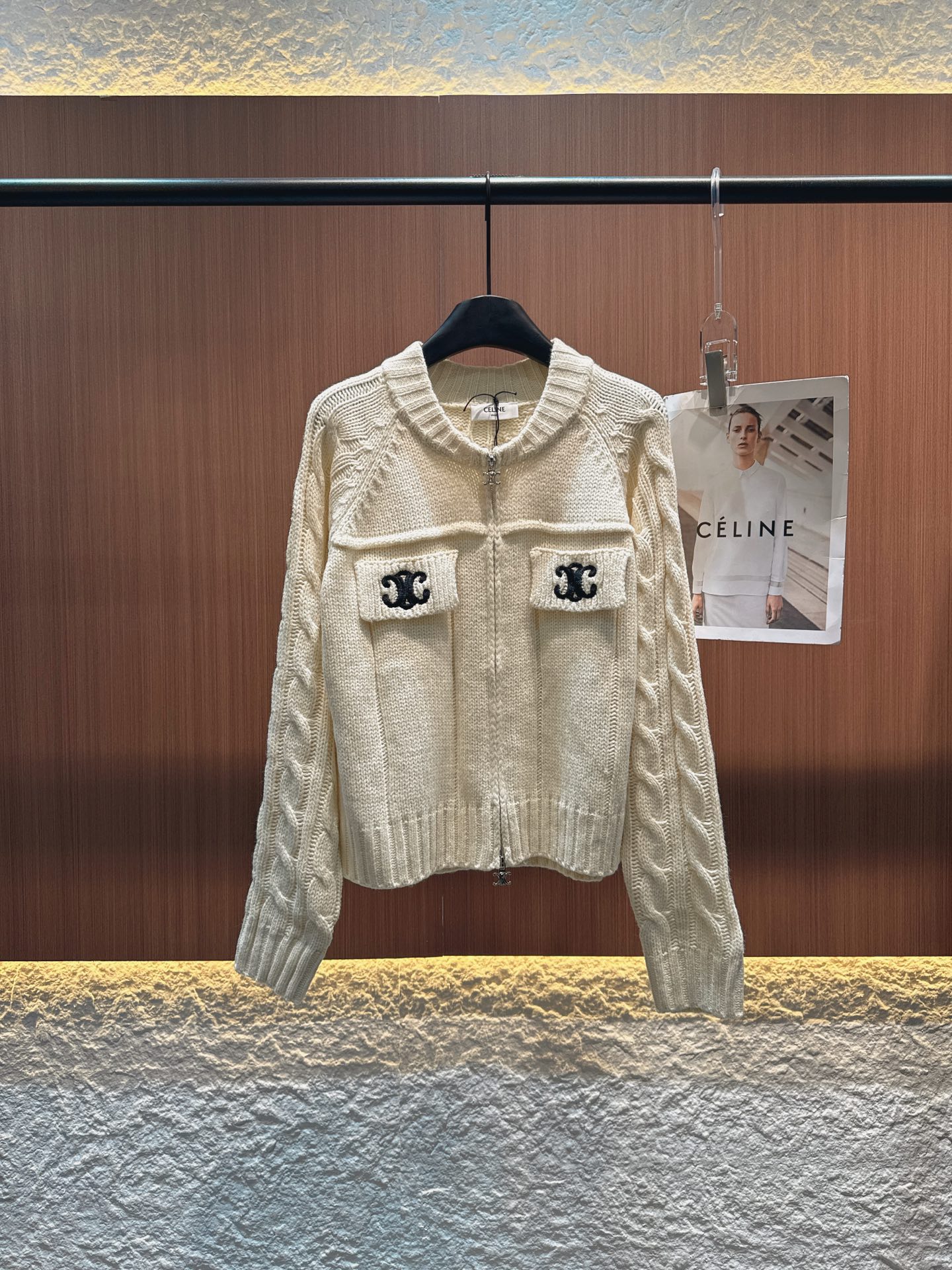 ✨✨✨CELINE✨✨✨ 70%澳洲羊毛+30%精梳棉，和尚领编织袖拉链外套重磅上新！柔软羊毛锁住体温，