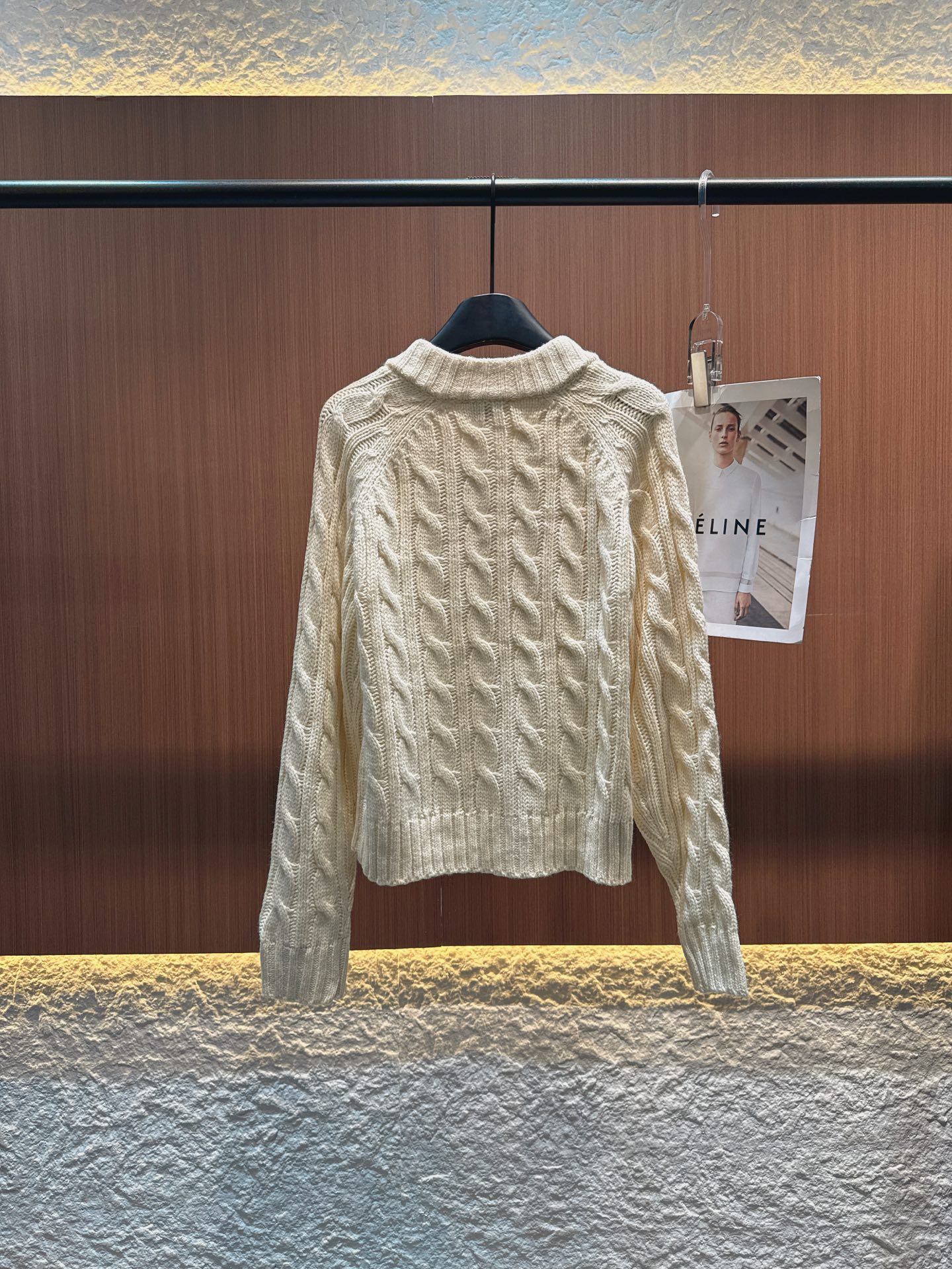 ✨✨✨CELINE✨✨✨ 70%澳洲羊毛+30%精梳棉，和尚领编织袖拉链外套重磅上新！柔软羊毛锁住体温，