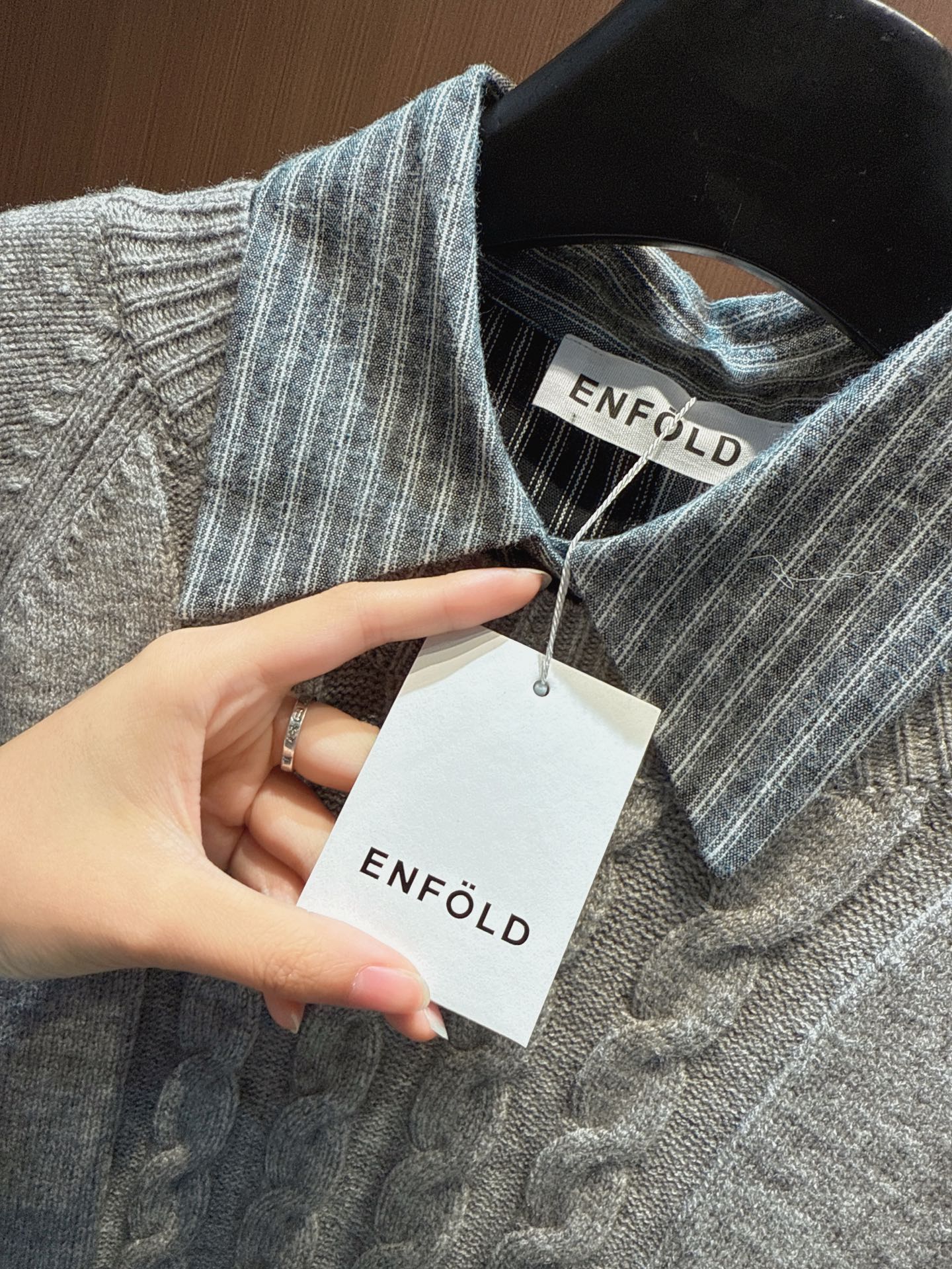 ✨✨✨Enfold✨✨✨2025秋冬新款 精选70羊毛材质，打造三款叠穿风针织套装。浅灰款以绞花针织短袖