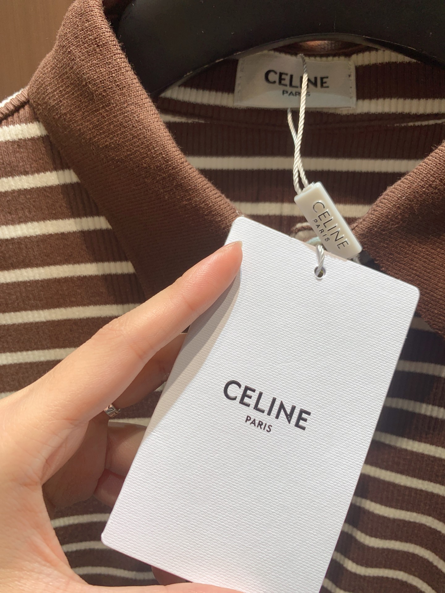 ✨✨✨Celine✨✨✨2025秋冬新款 【CELINE条纹针织Polo衫】经典POLO领设计，融合复古