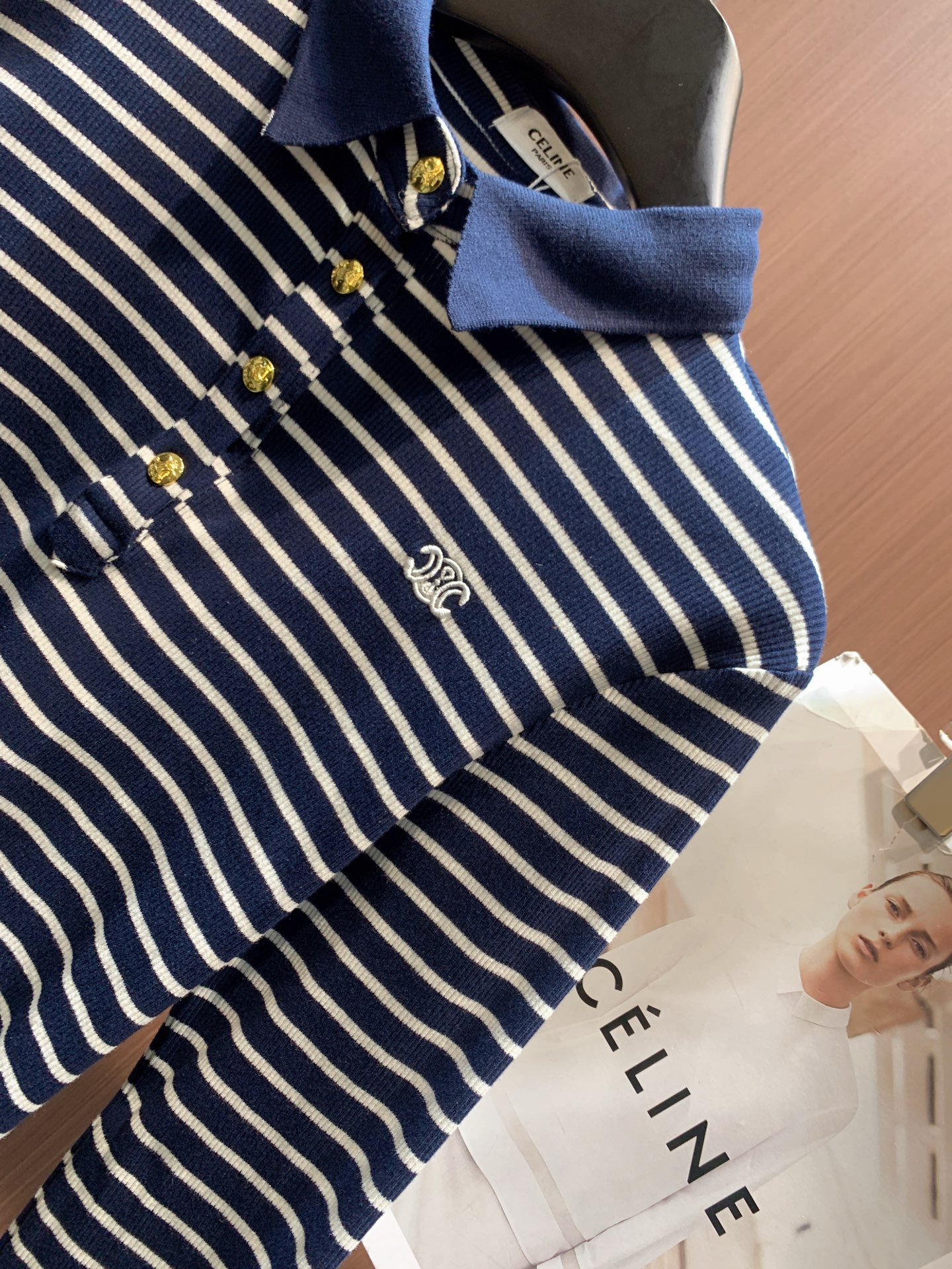 ✨✨✨Celine✨✨✨2025秋冬新款 【CELINE条纹针织Polo衫】经典POLO领设计，融合复古
