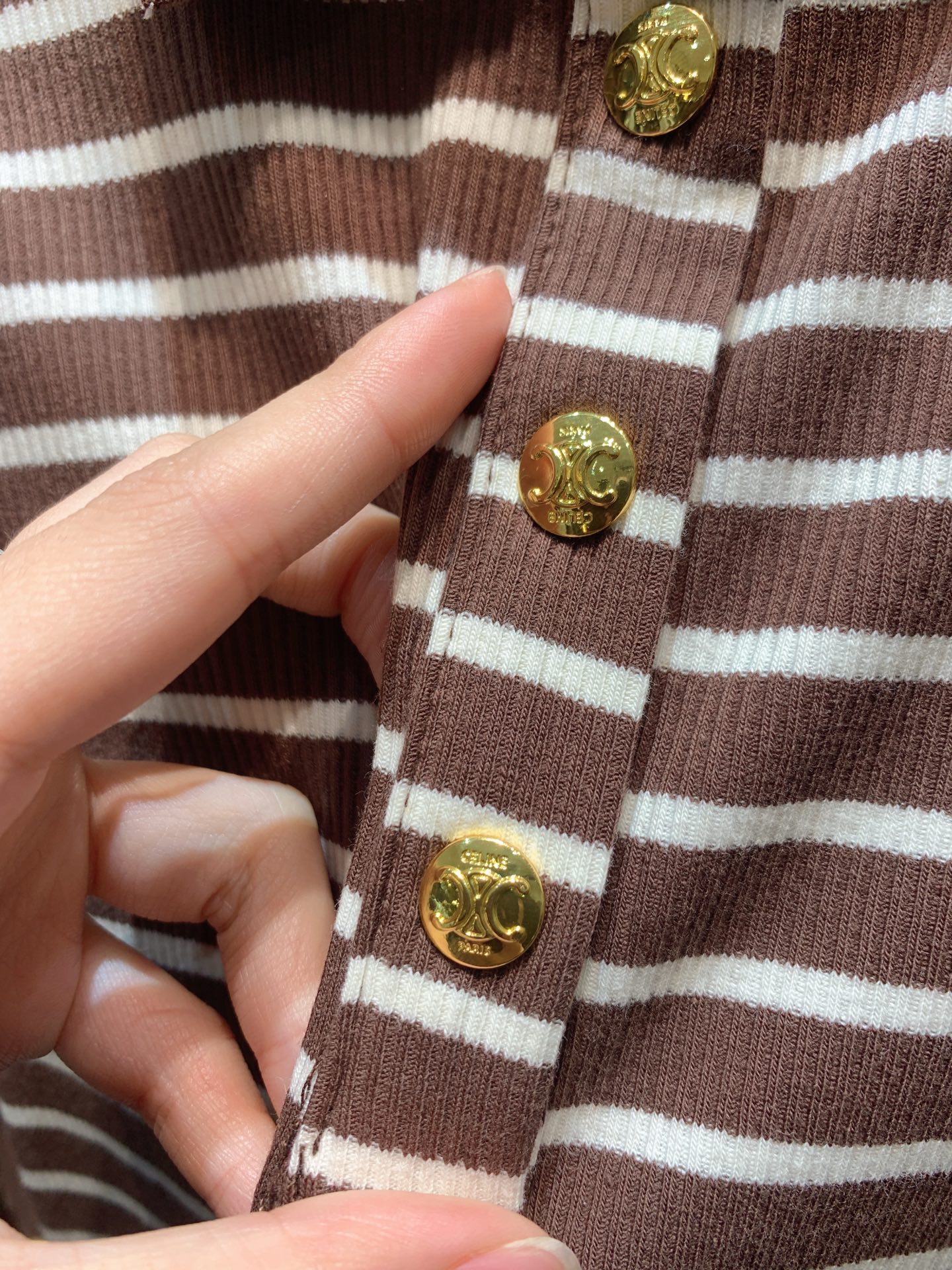 ✨✨✨Celine✨✨✨2025秋冬新款 【CELINE条纹针织Polo衫】经典POLO领设计，融合复古