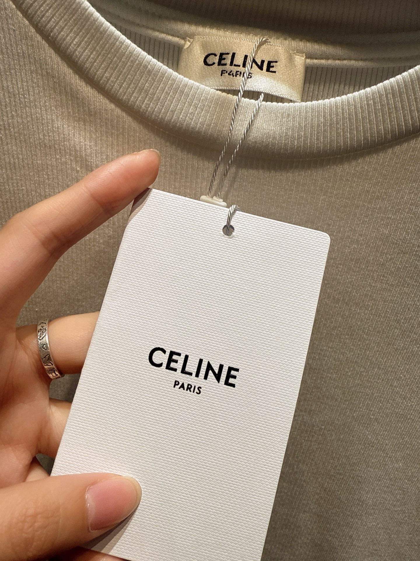 ✨✨✨Celine✨✨✨2025秋冬新品 【CELINE刺绣Logo长袖打底衫】圆领设计简约大气，精选亲