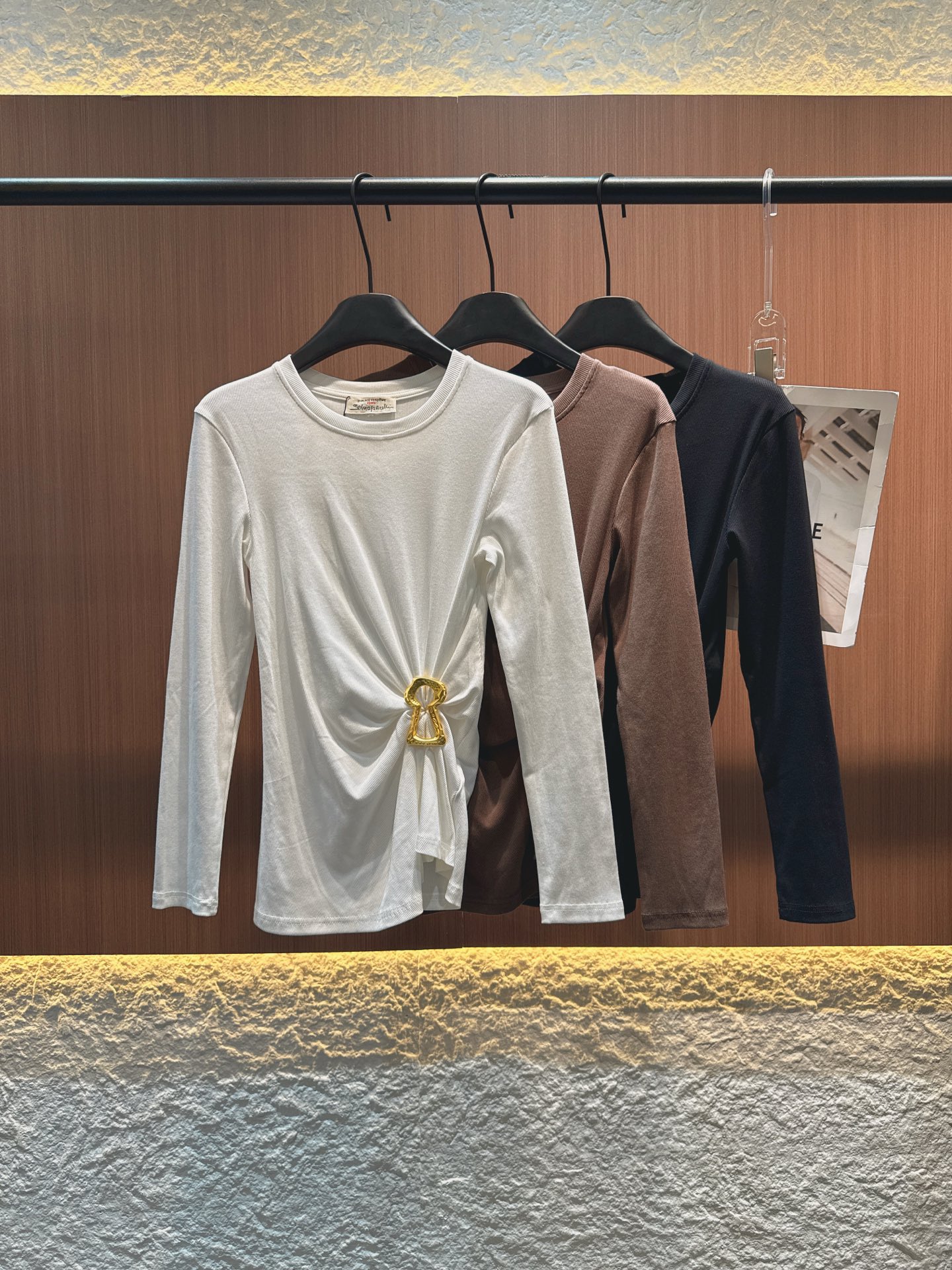 ✨✨✨夏帕瑞丽✨✨✨2025秋冬新品 【设计感金属扣长袖上衣】圆领版型简约大气，精选亲肤面料，长袖设计适