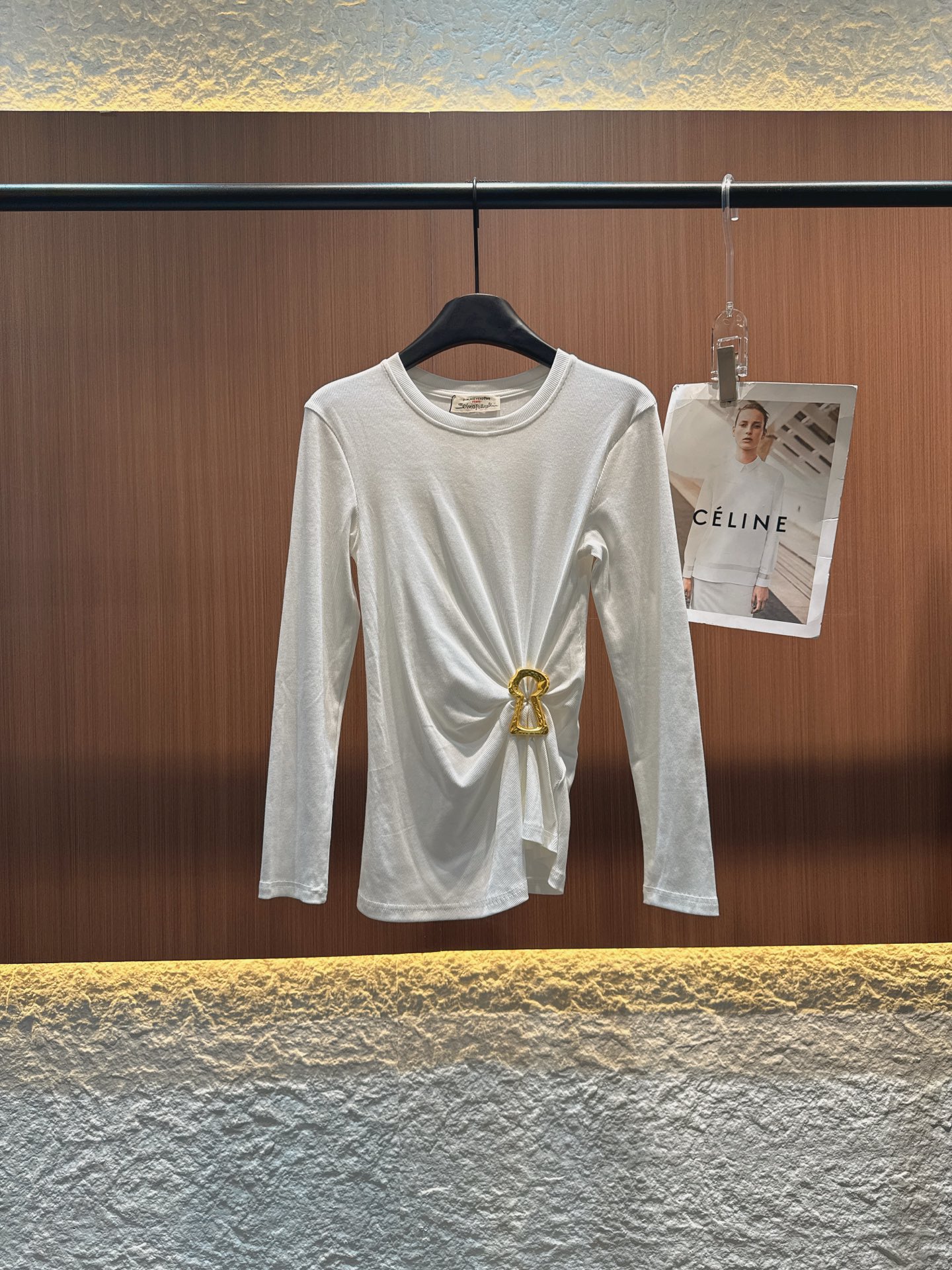 ✨✨✨夏帕瑞丽✨✨✨2025秋冬新品 【设计感金属扣长袖上衣】圆领版型简约大气，精选亲肤面料，长袖设计适