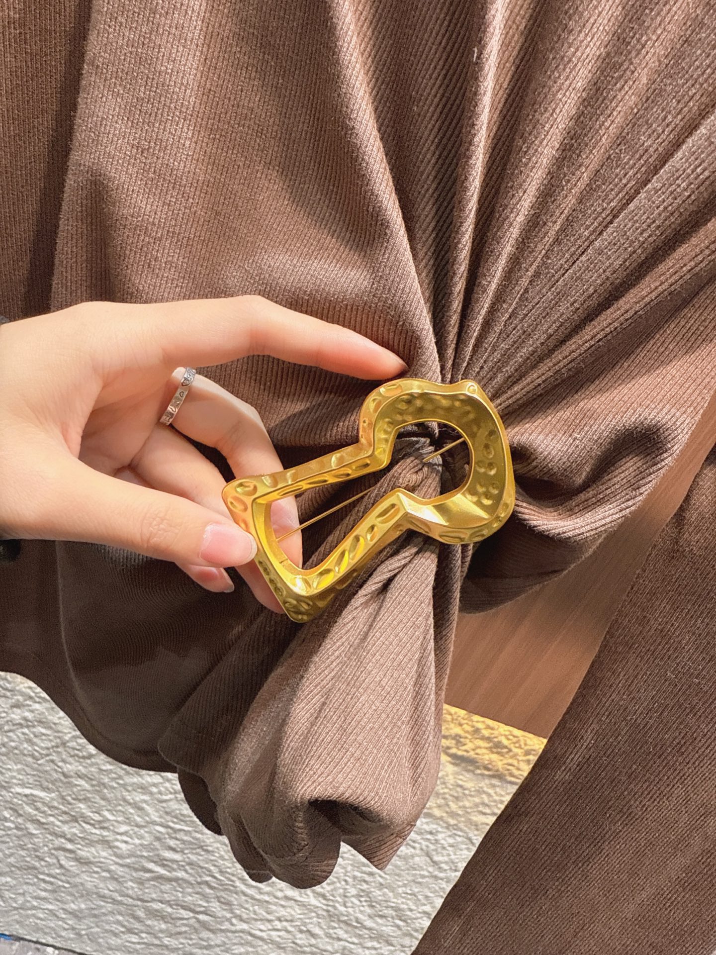 ✨✨✨夏帕瑞丽✨✨✨2025秋冬新品 【设计感金属扣长袖上衣】圆领版型简约大气，精选亲肤面料，长袖设计适