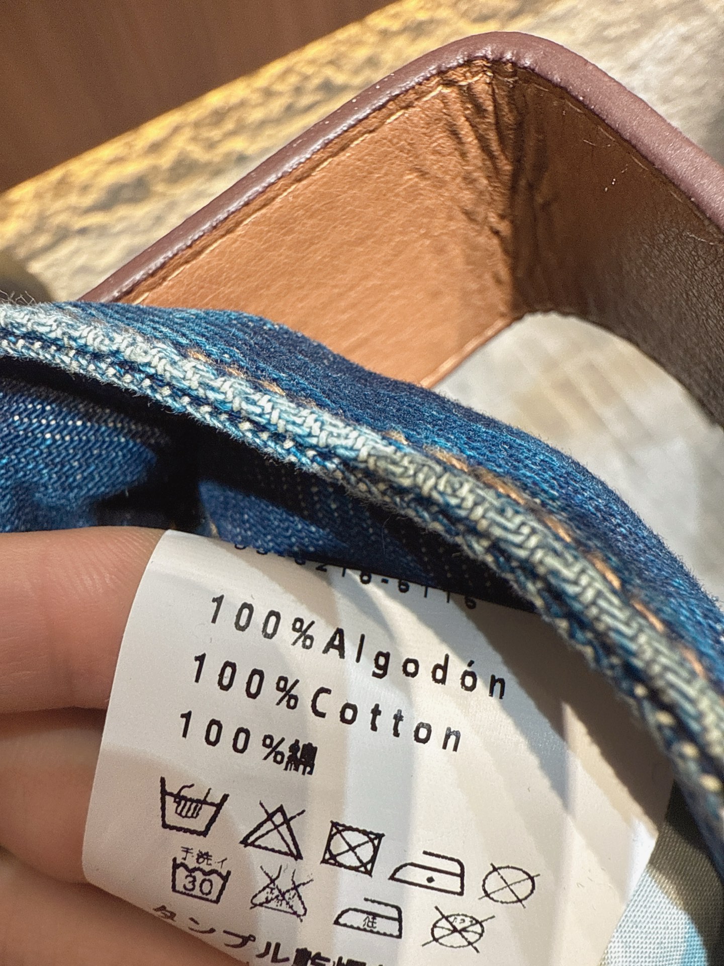 ✨✨✨loewe✨✨✨2025秋冬新款 【复古阔腿牛仔长裤】高腰设计搭配复古棕皮带，金属扣饰点睛，轻松勾