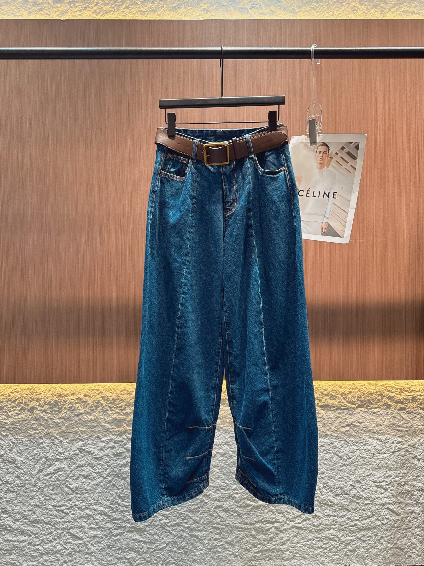 ✨✨✨loewe✨✨✨2025秋冬新款 【复古阔腿牛仔长裤】高腰设计搭配复古棕皮带，金属扣饰点睛，轻松勾