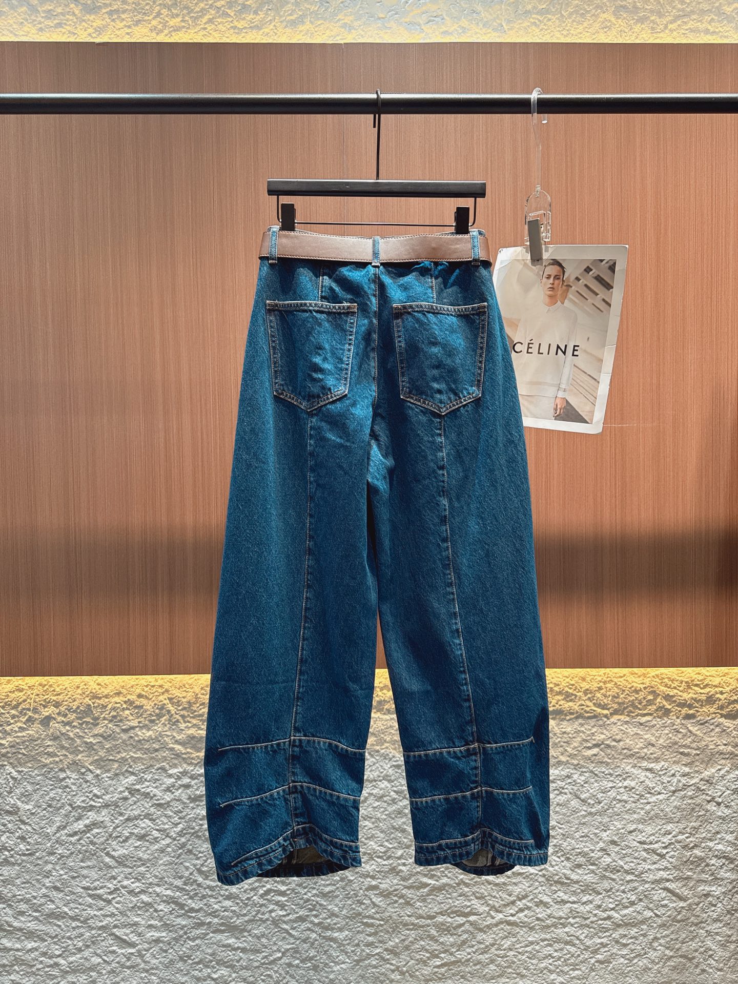 ✨✨✨loewe✨✨✨2025秋冬新款 【复古阔腿牛仔长裤】高腰设计搭配复古棕皮带，金属扣饰点睛，轻松勾