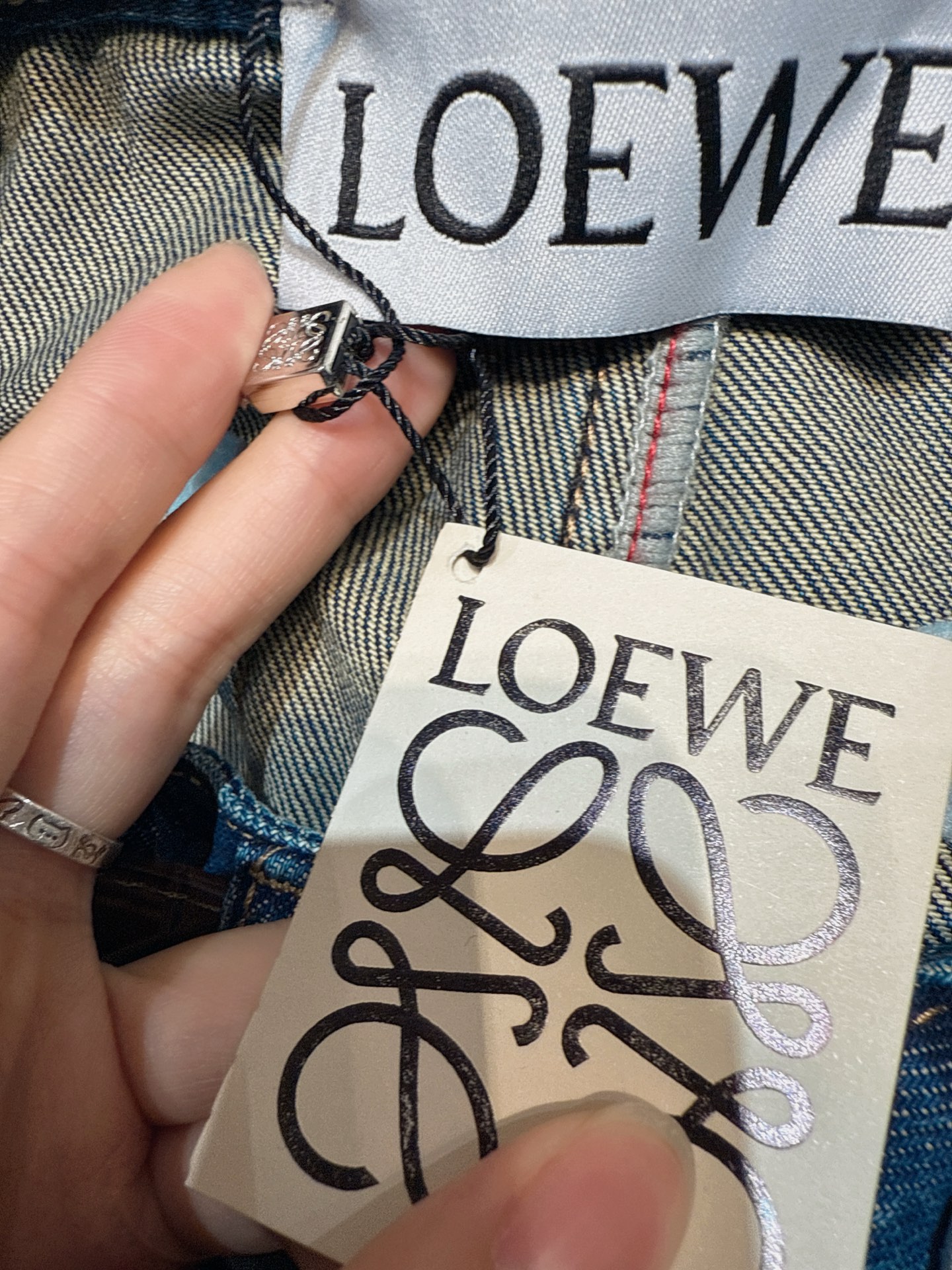 ✨✨✨loewe✨✨✨2025秋冬新款 【复古阔腿牛仔长裤】高腰设计搭配复古棕皮带，金属扣饰点睛，轻松勾