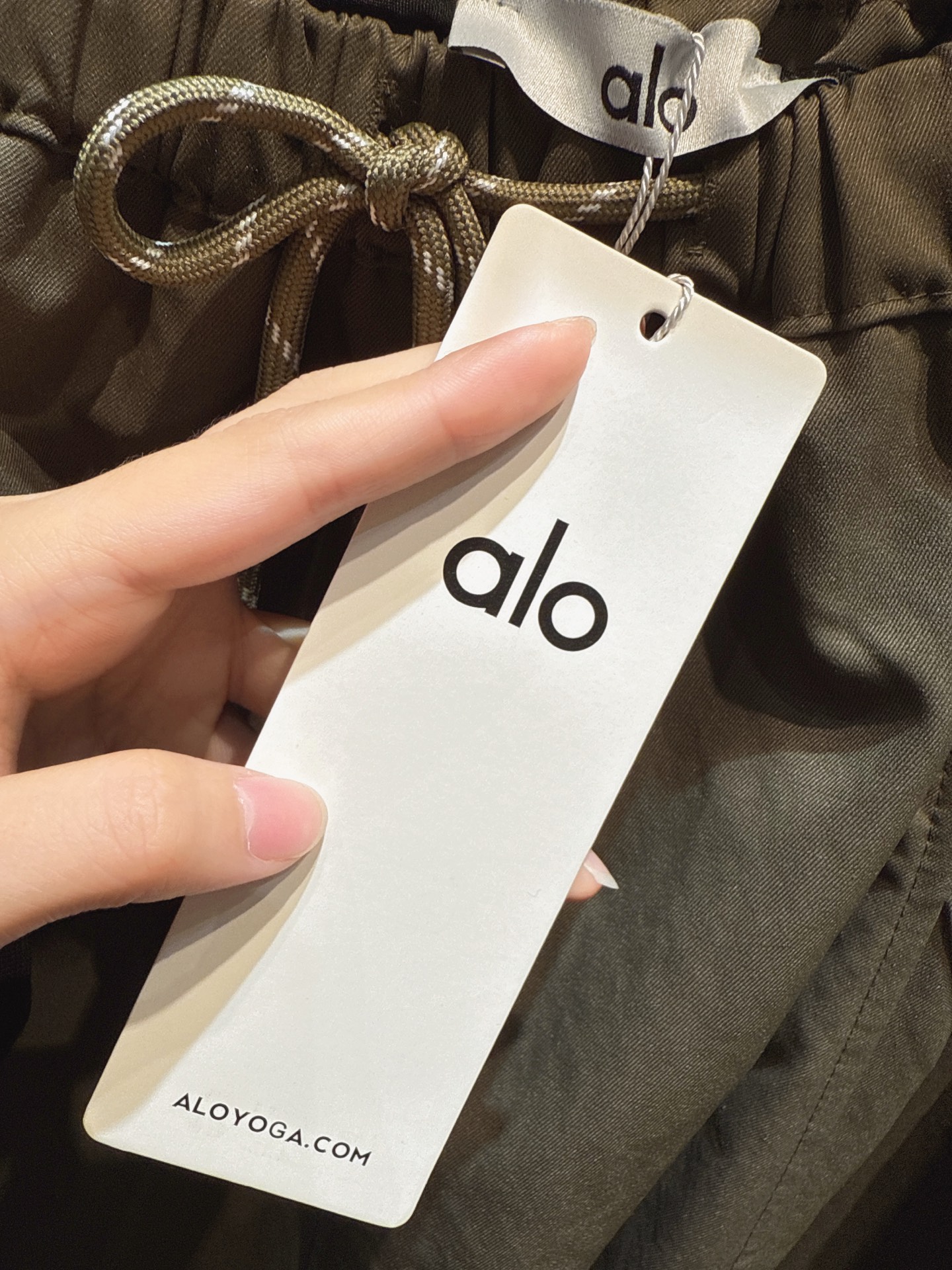 ✨✨✨alo✨✨✨2025秋冬新款 【质感伞裙，解锁随性高级感】三款色系，演绎不同风格。垂坠感面料，行走