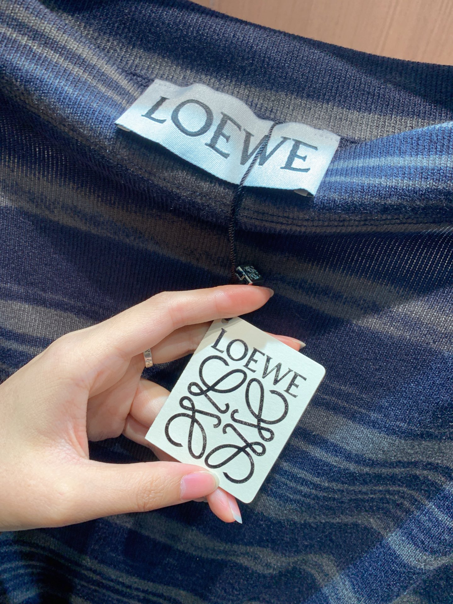✨✨✨loewe✨✨✨2025秋冬新款 【条纹一字肩上衣，解锁复古优雅腔调】两款条纹配色，蓝调清冷雅致，