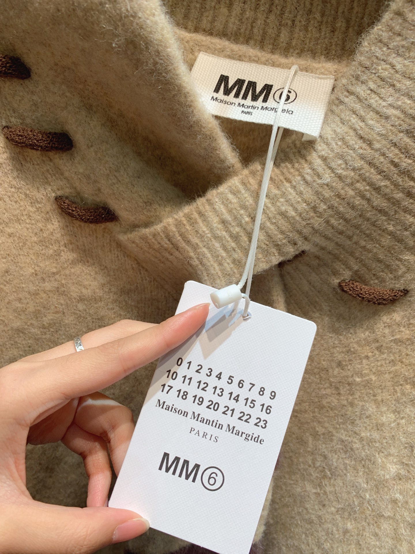 ✨✨✨mmm6✨✨✨2025秋冬新款 【20羊毛混纺毛衣，解锁冬日温柔质感】浅米色基调，融入20%羊毛，
