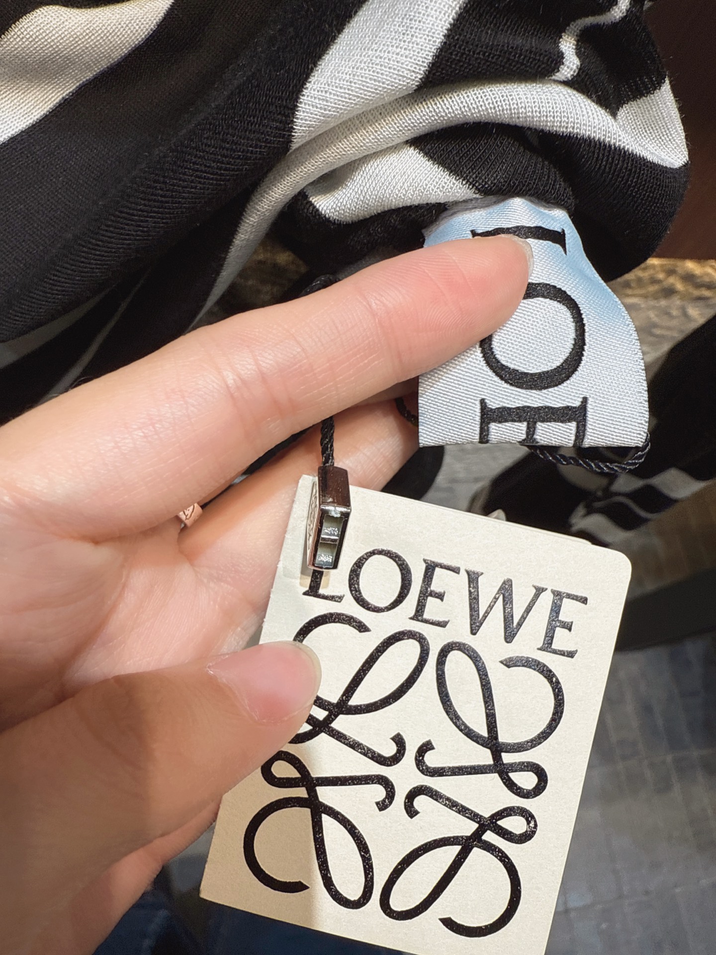 ✨✨✨Loewe✨✨✨2025秋冬新品 【天丝羊毛条纹上衣，演绎复古摩登格调】黑白条纹经典碰撞，天丝羊毛