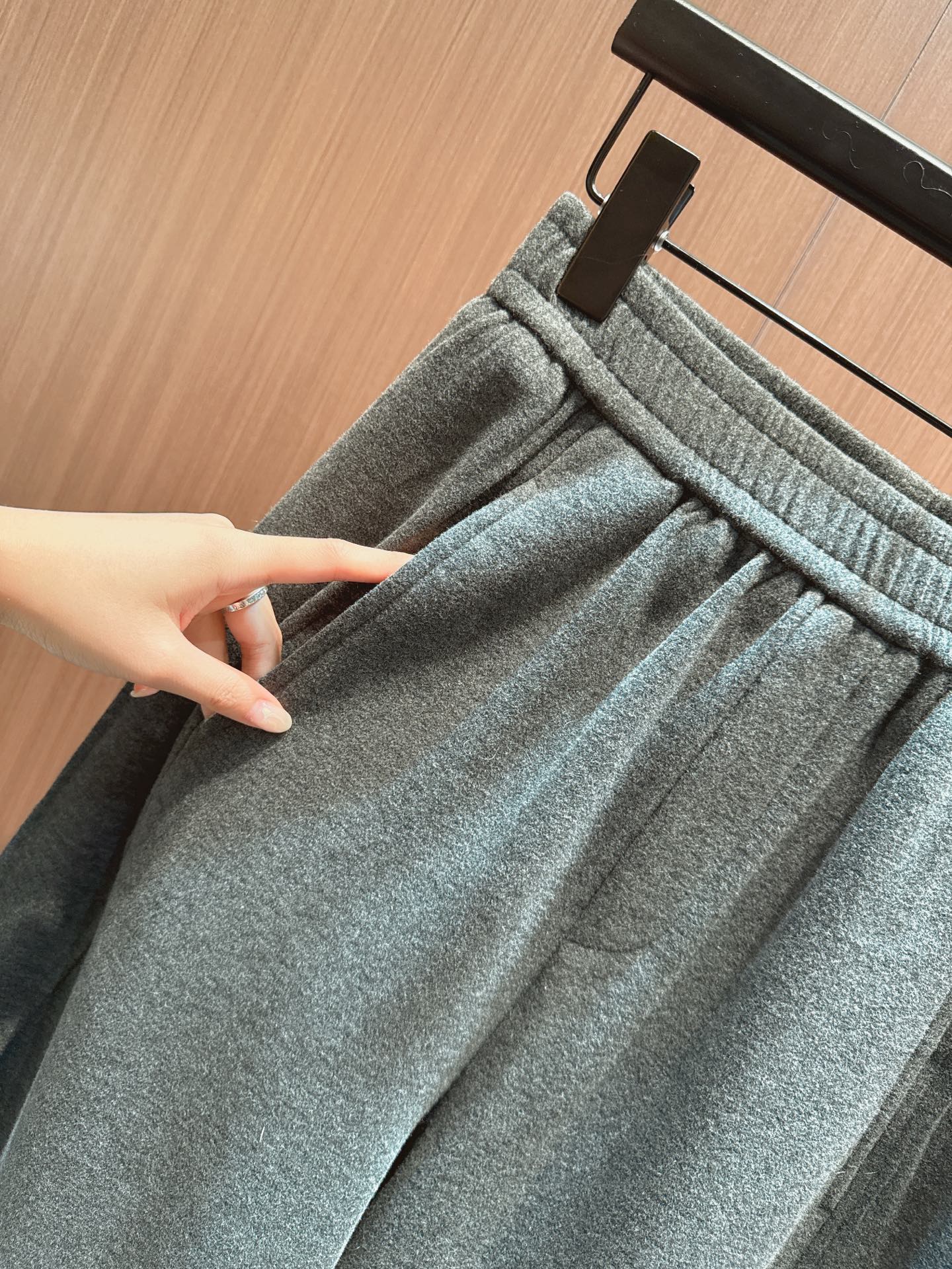 ✨✨✨玛吉拉✨✨✨2025秋冬新品 【美丽诺羊绒阔腿裤】触感细腻如云，保暖又垂顺。松紧腰设计舒适不勒，阔