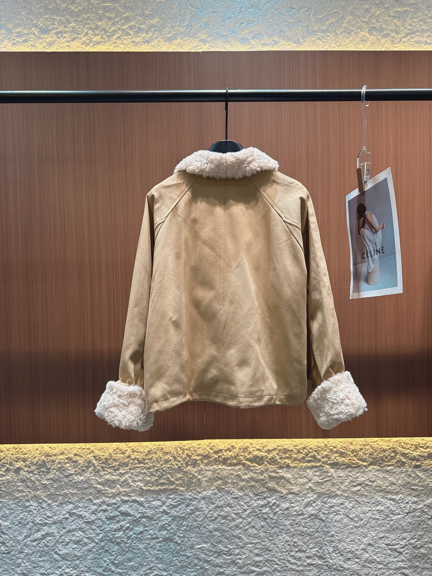 ✨✨✨Loewe✨✨✨2025秋冬新款 精选羽绒填充，搭配毛领与袖口，触感柔软且锁温性佳。金属纽扣点缀，