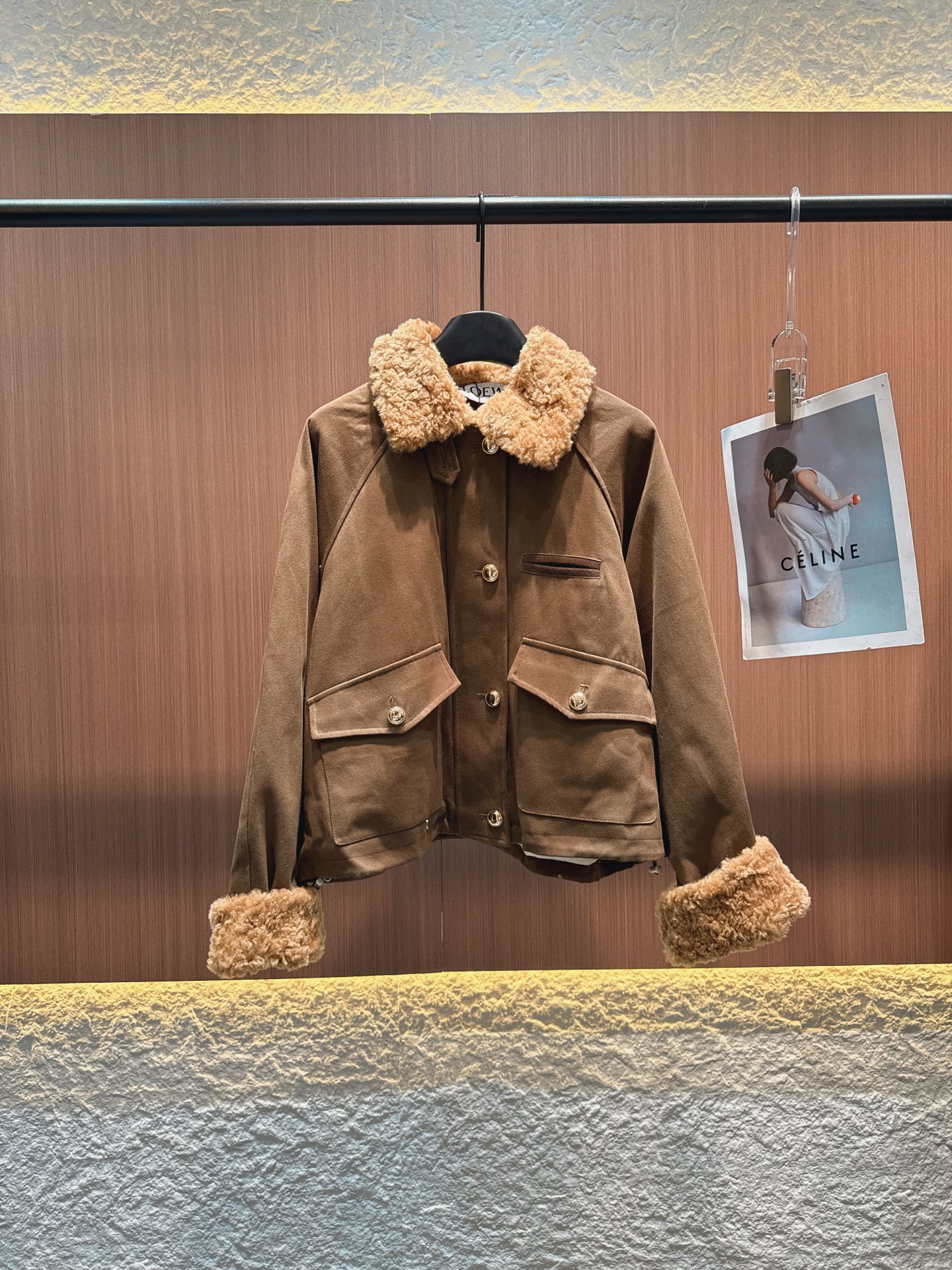 ✨✨✨Loewe✨✨✨2025秋冬新款 精选羽绒填充，搭配毛领与袖口，触感柔软且锁温性佳。金属纽扣点缀，