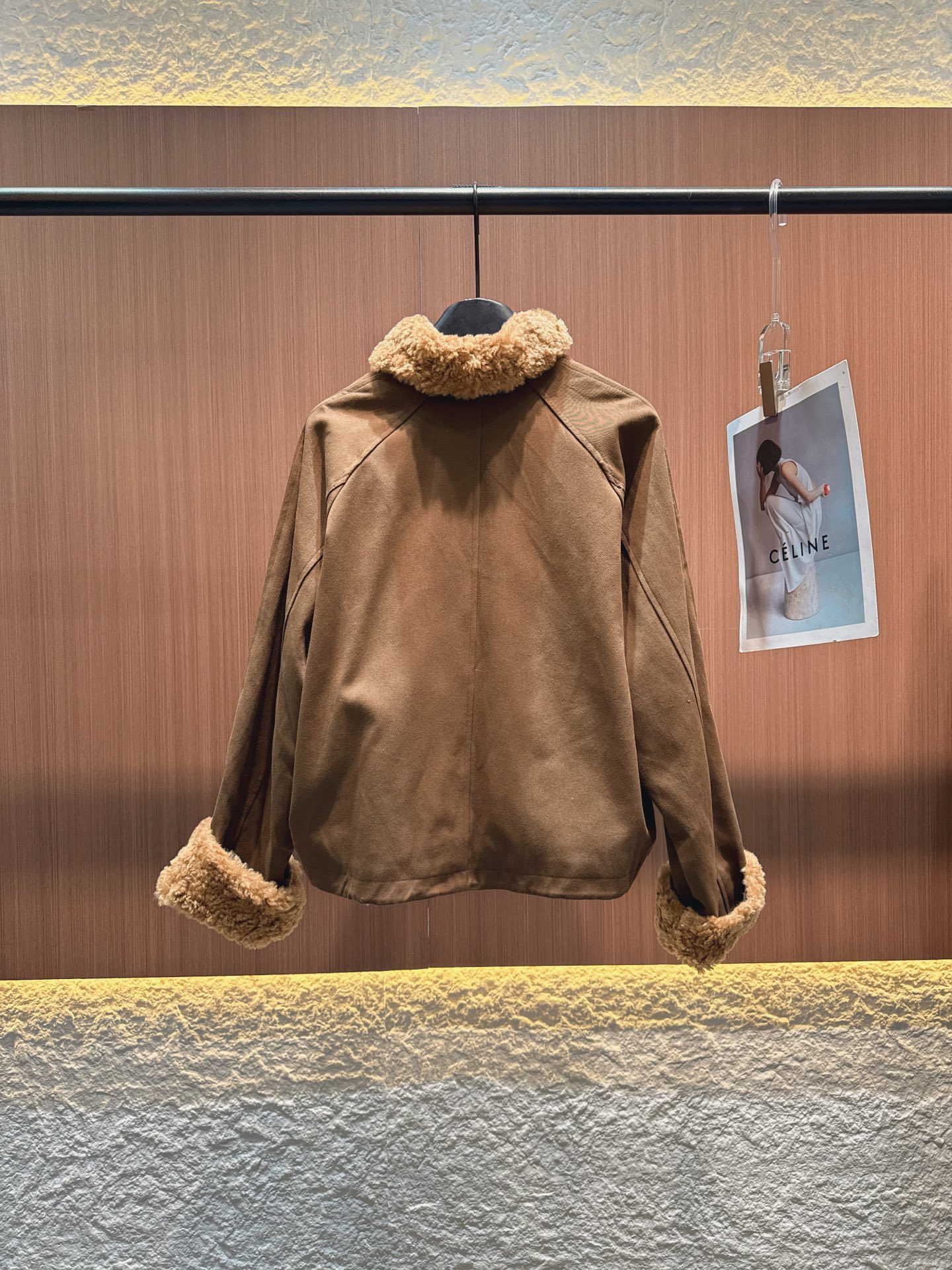 ✨✨✨Loewe✨✨✨2025秋冬新款 精选羽绒填充，搭配毛领与袖口，触感柔软且锁温性佳。金属纽扣点缀，