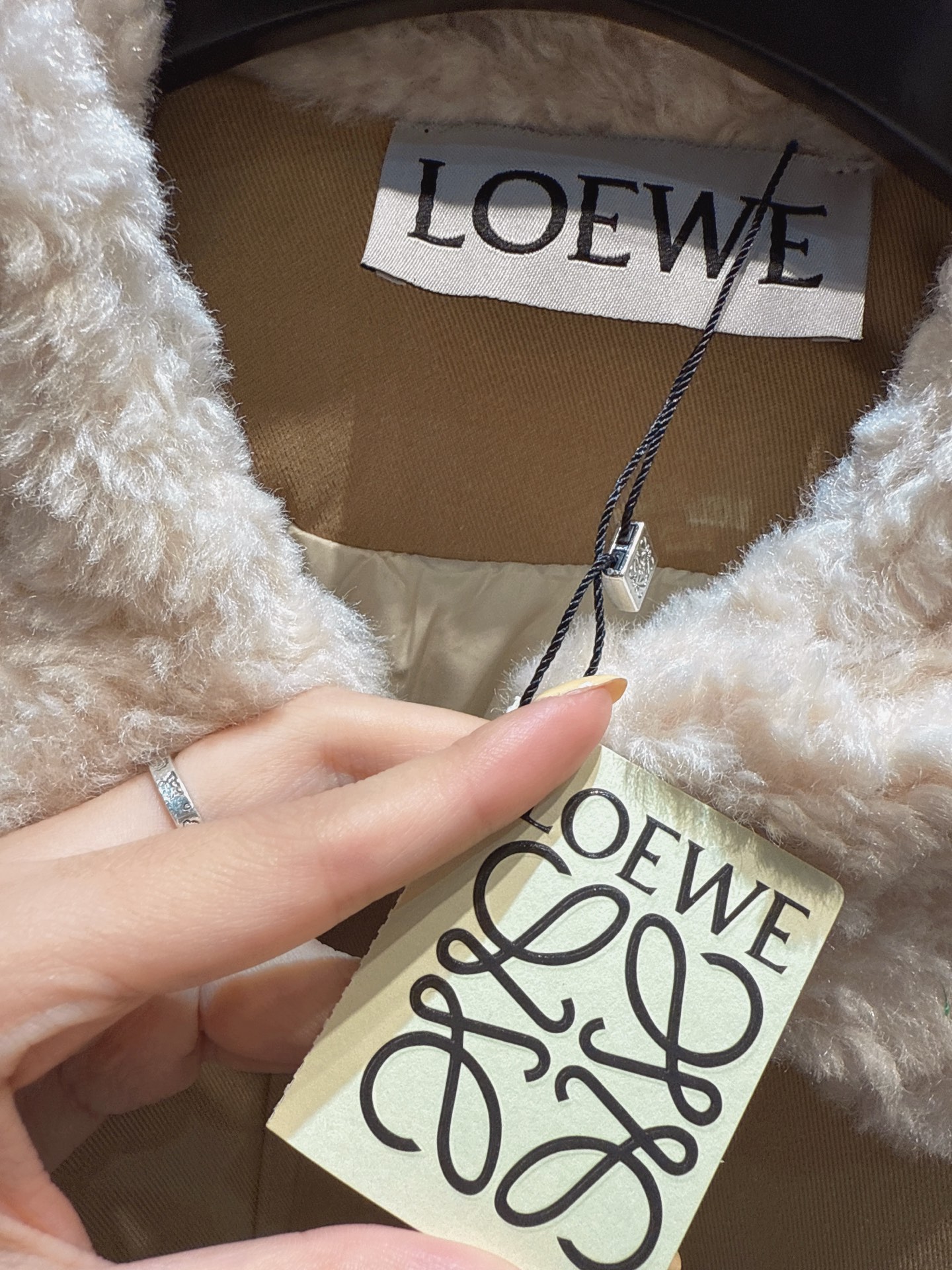 ✨✨✨Loewe✨✨✨2025秋冬新款 精选羽绒填充，搭配毛领与袖口，触感柔软且锁温性佳。金属纽扣点缀，