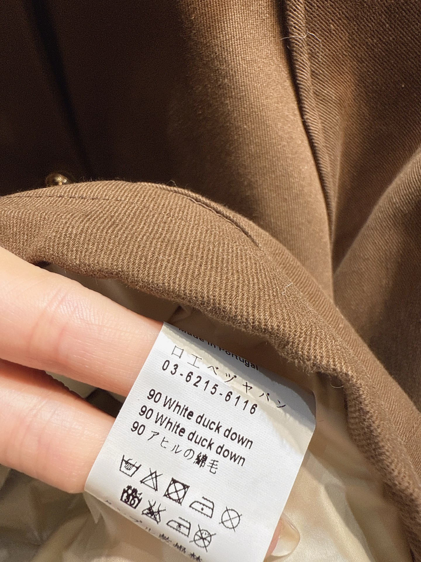 ✨✨✨Loewe✨✨✨2025秋冬新款 精选羽绒填充，搭配毛领与袖口，触感柔软且锁温性佳。金属纽扣点缀，