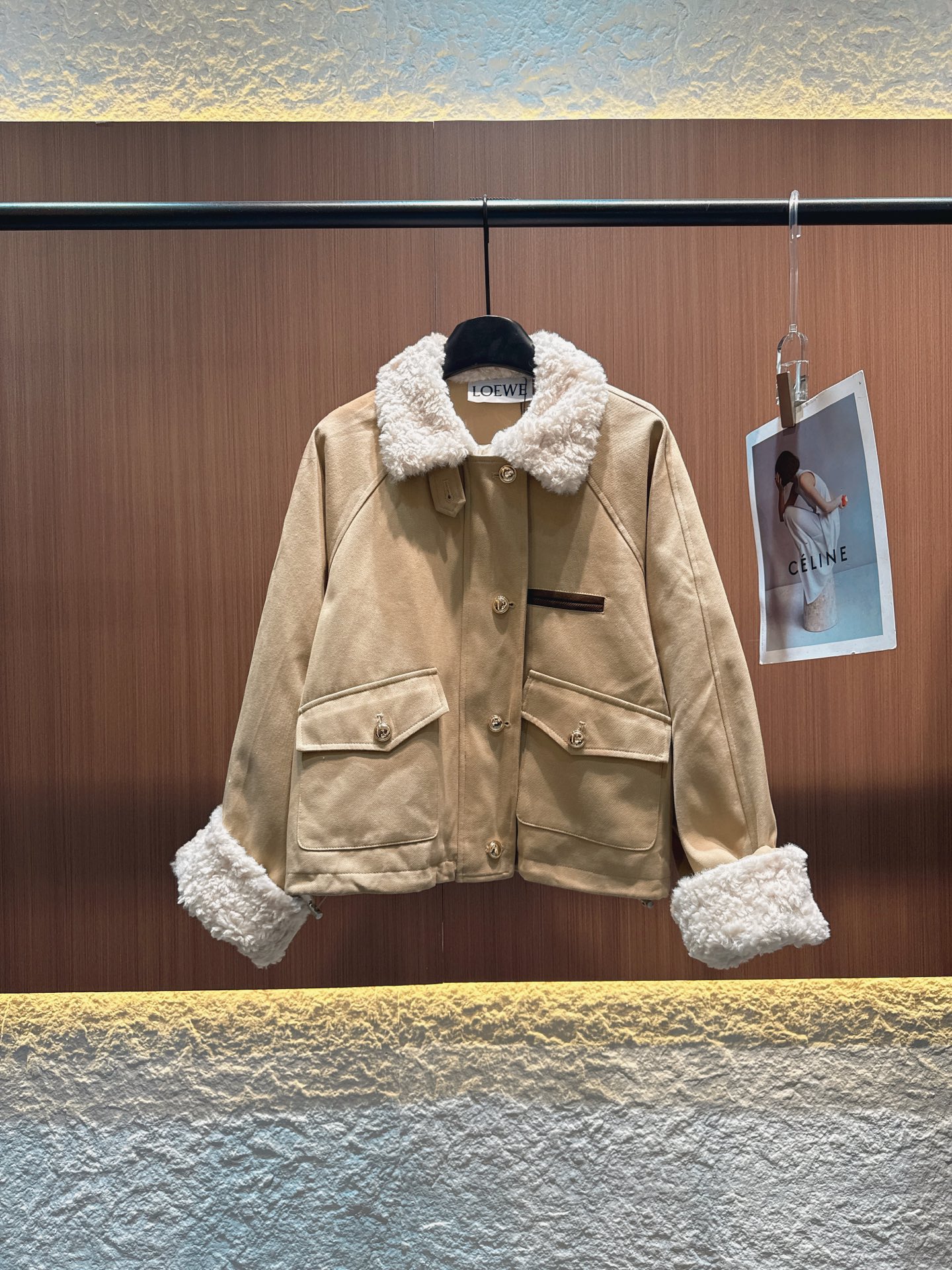 ✨✨✨Loewe✨✨✨2025秋冬新款 精选羽绒填充，搭配毛领与袖口，触感柔软且锁温性佳。金属纽扣点缀，