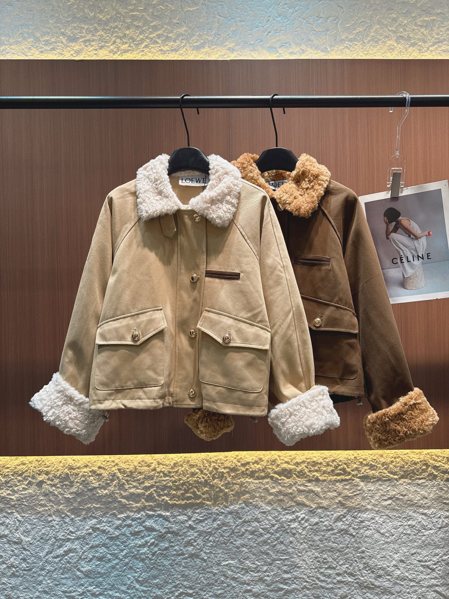 ✨✨✨Loewe✨✨✨2025秋冬新款 精选羽绒填充，搭配毛领与袖口，触感柔软且锁温性佳。金属纽扣点缀，