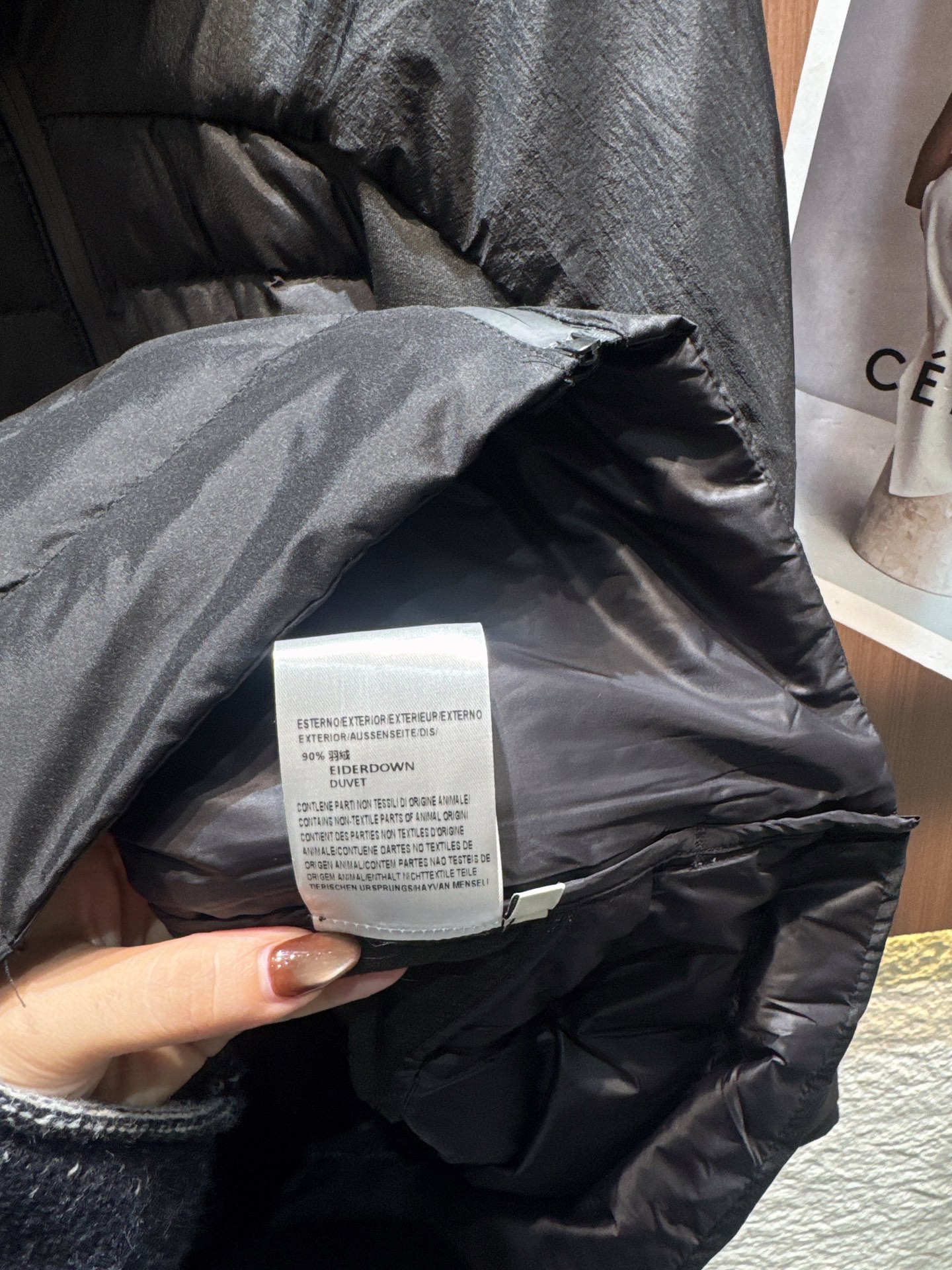 ✨✨✨ moncler2025秋冬新款90羽绒连帽立领修身外套 连帽设计兼具保暖与时尚，拼接材质打造独特