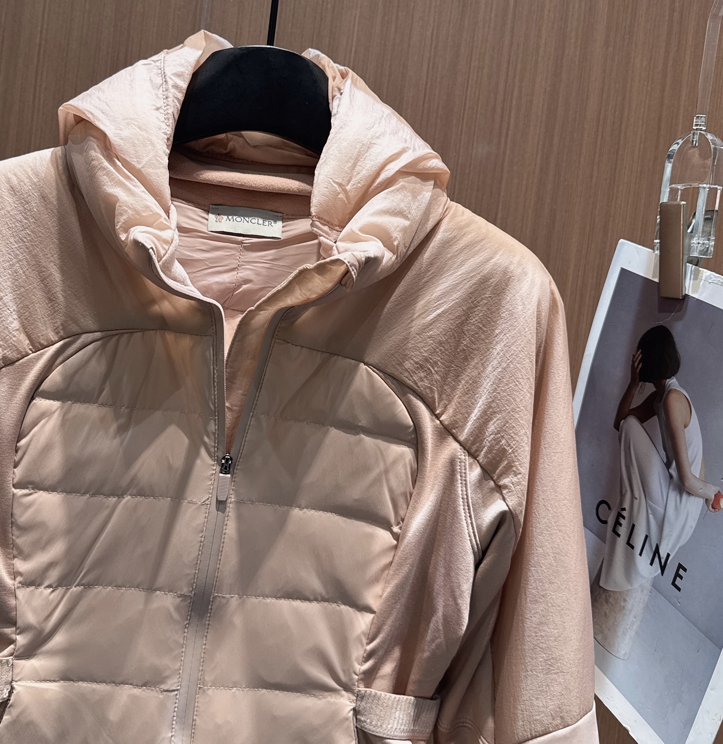 ✨✨✨ moncler2025秋冬新款90羽绒连帽立领修身外套 连帽设计兼具保暖与时尚，拼接材质打造独特