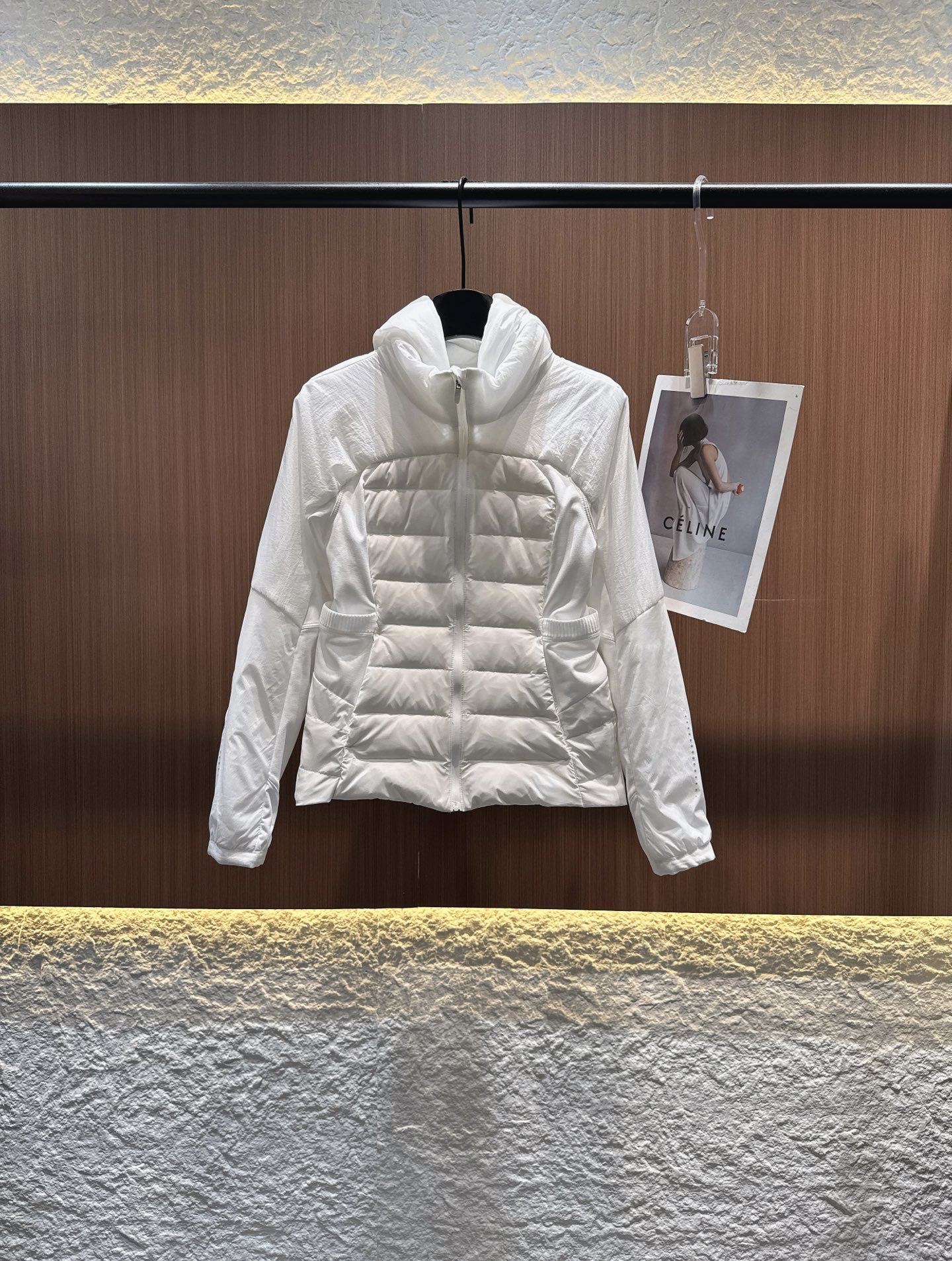 ✨✨✨ moncler2025秋冬新款90羽绒连帽立领修身外套 连帽设计兼具保暖与时尚，拼接材质打造独特