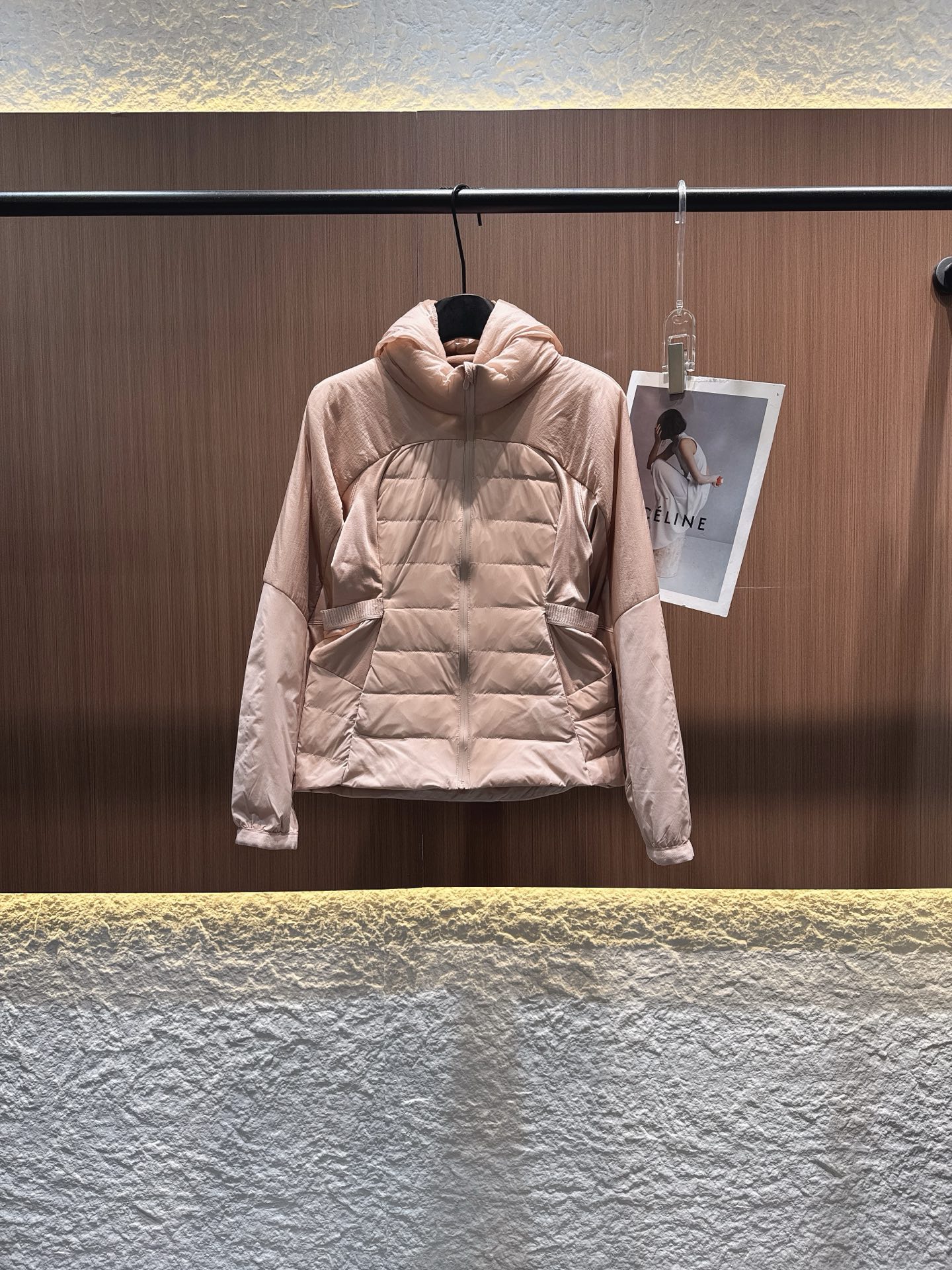 ✨✨✨ moncler2025秋冬新款90羽绒连帽立领修身外套 连帽设计兼具保暖与时尚，拼接材质打造独特