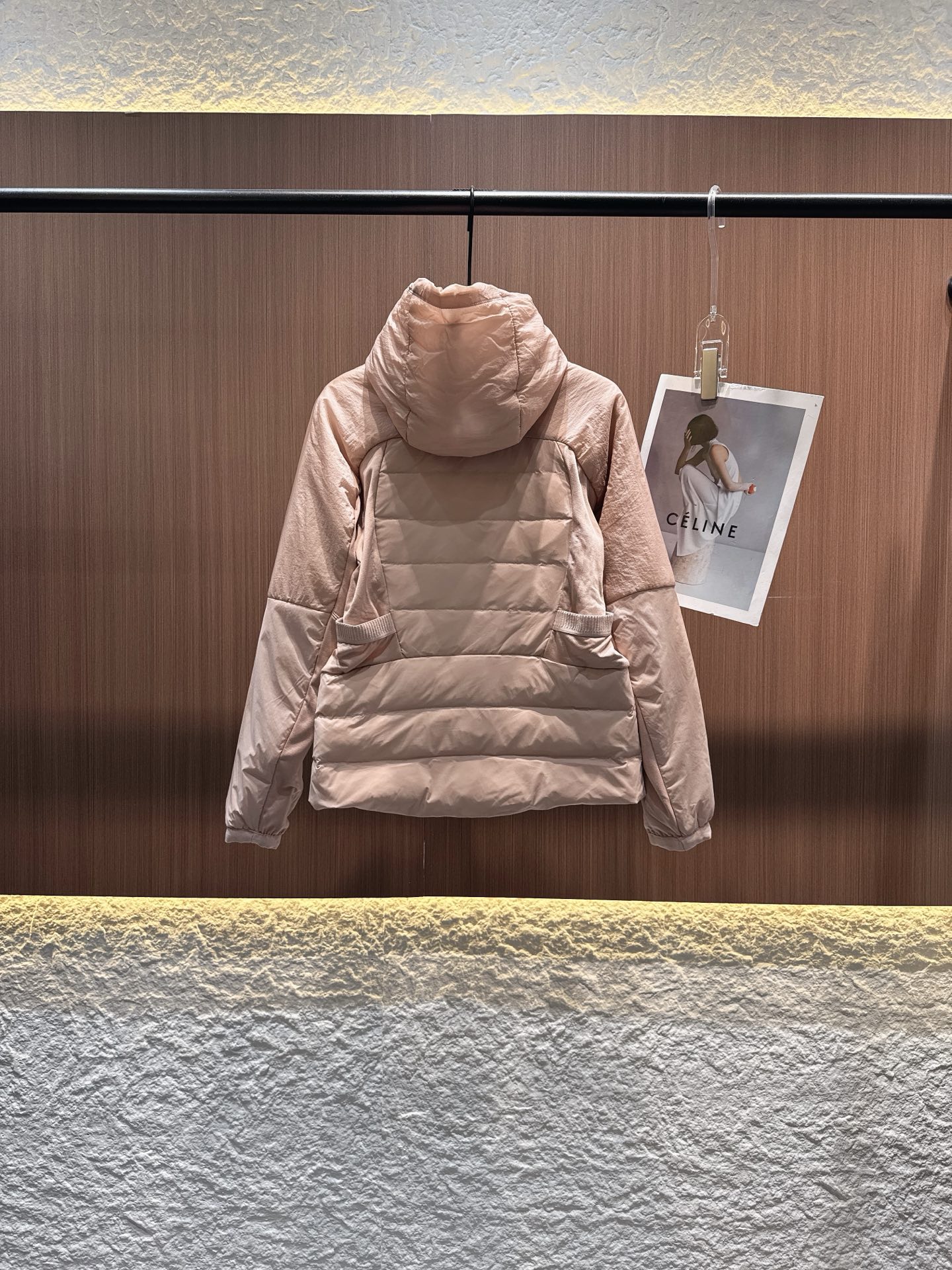 ✨✨✨ moncler2025秋冬新款90羽绒连帽立领修身外套 连帽设计兼具保暖与时尚，拼接材质打造独特