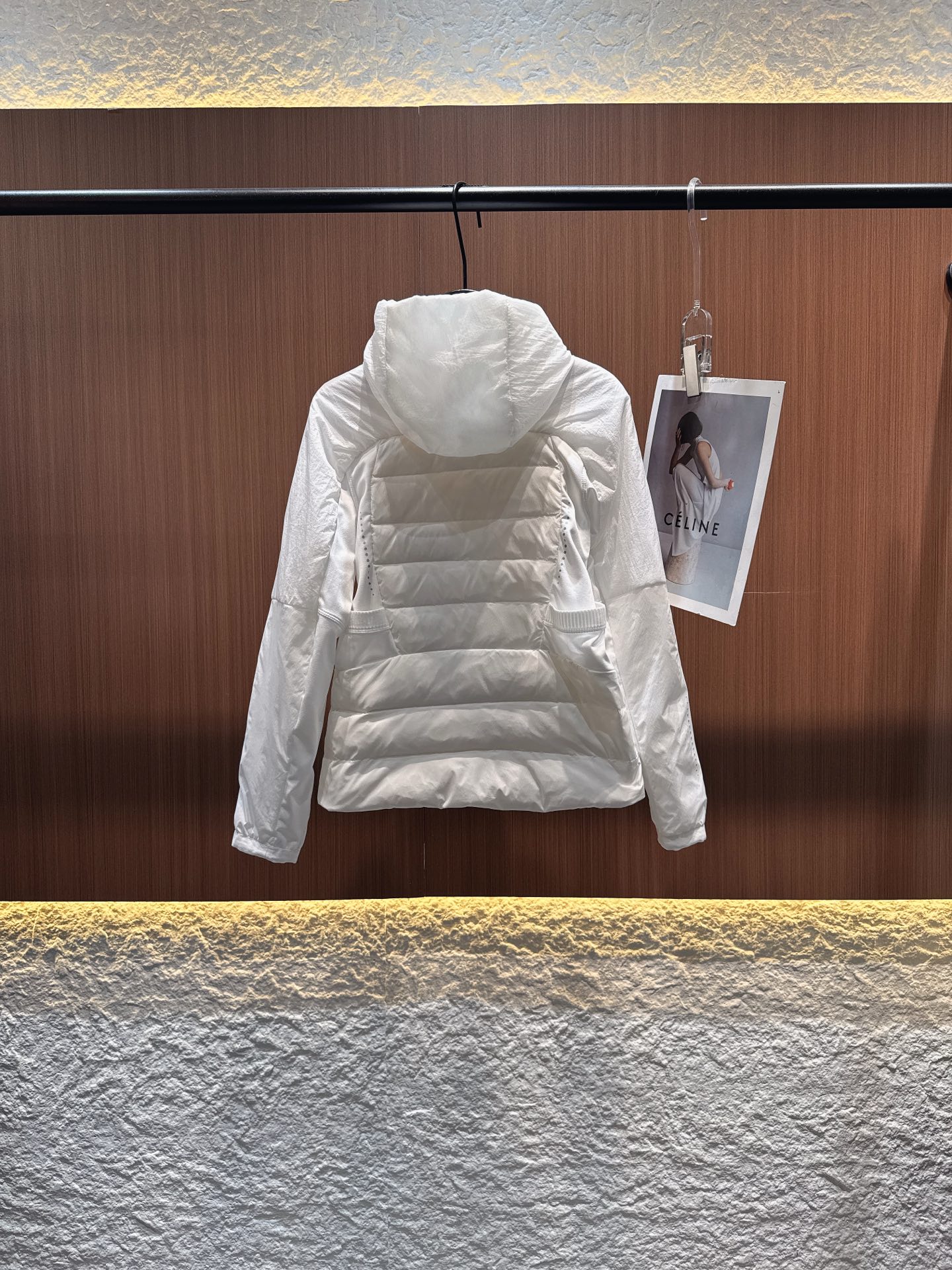 ✨✨✨ moncler2025秋冬新款90羽绒连帽立领修身外套 连帽设计兼具保暖与时尚，拼接材质打造独特