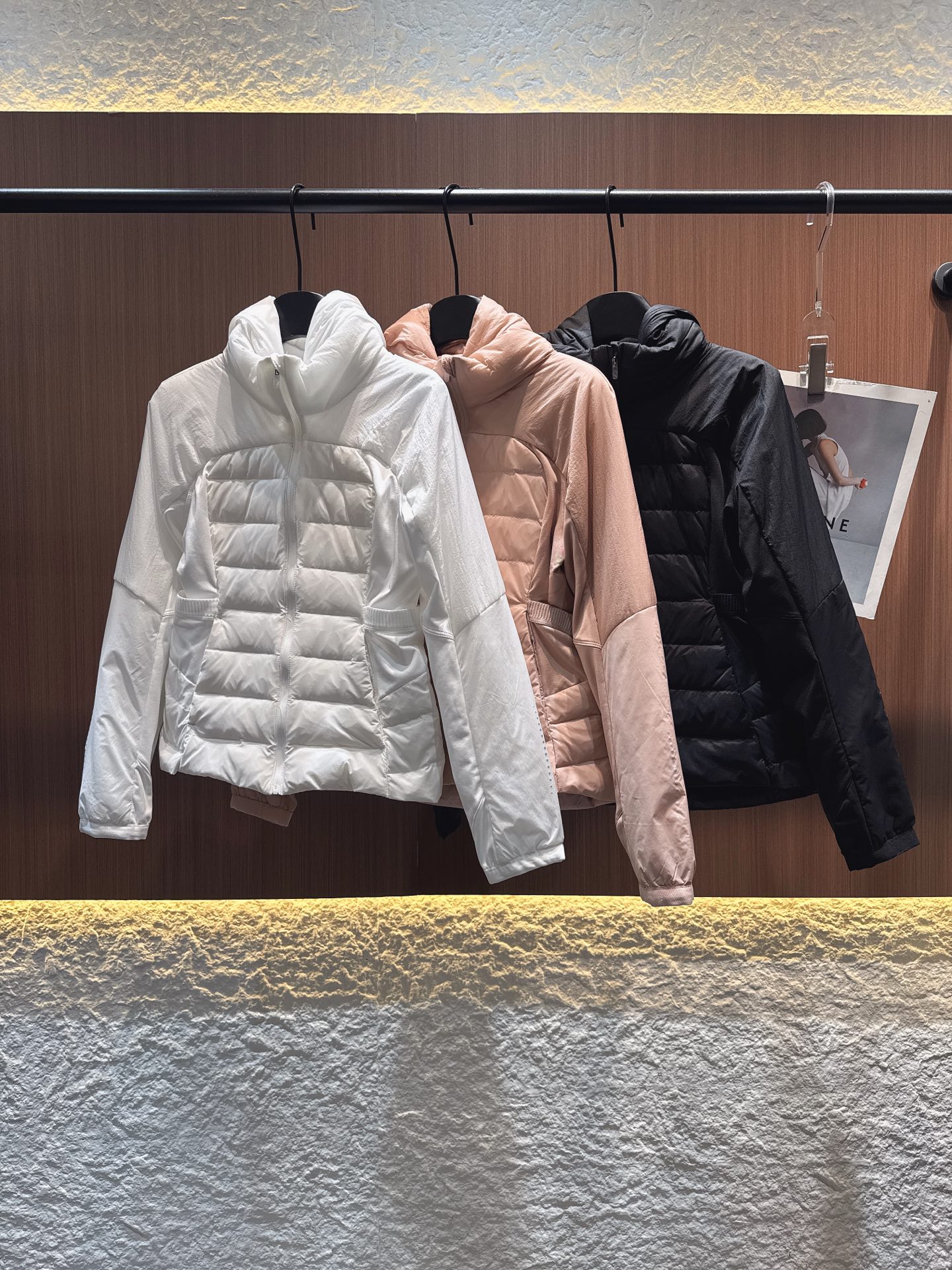 ✨✨✨ moncler2025秋冬新款90羽绒连帽立领修身外套 连帽设计兼具保暖与时尚，拼接材质打造独特