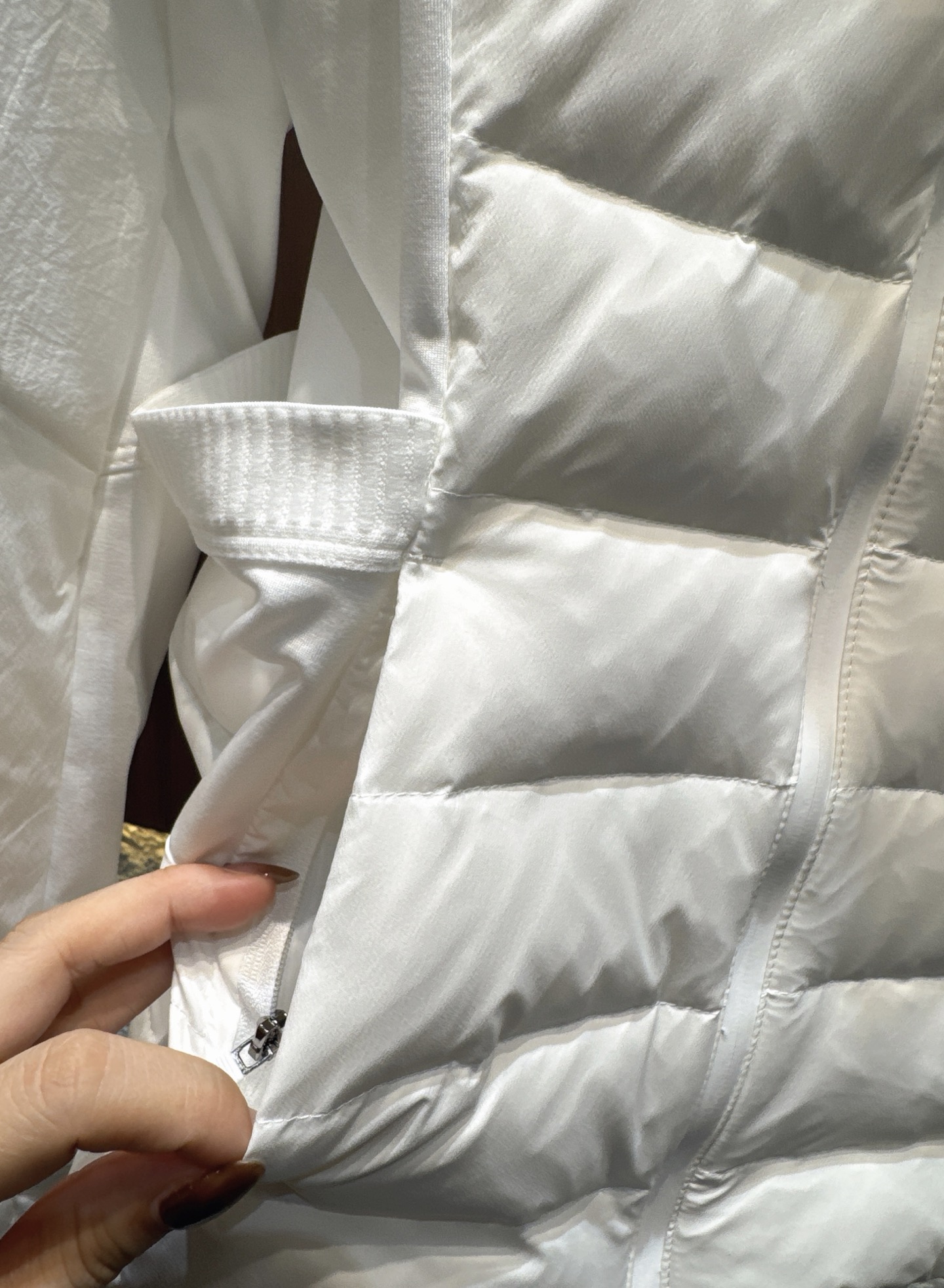 ✨✨✨ moncler2025秋冬新款90羽绒连帽立领修身外套 连帽设计兼具保暖与时尚，拼接材质打造独特