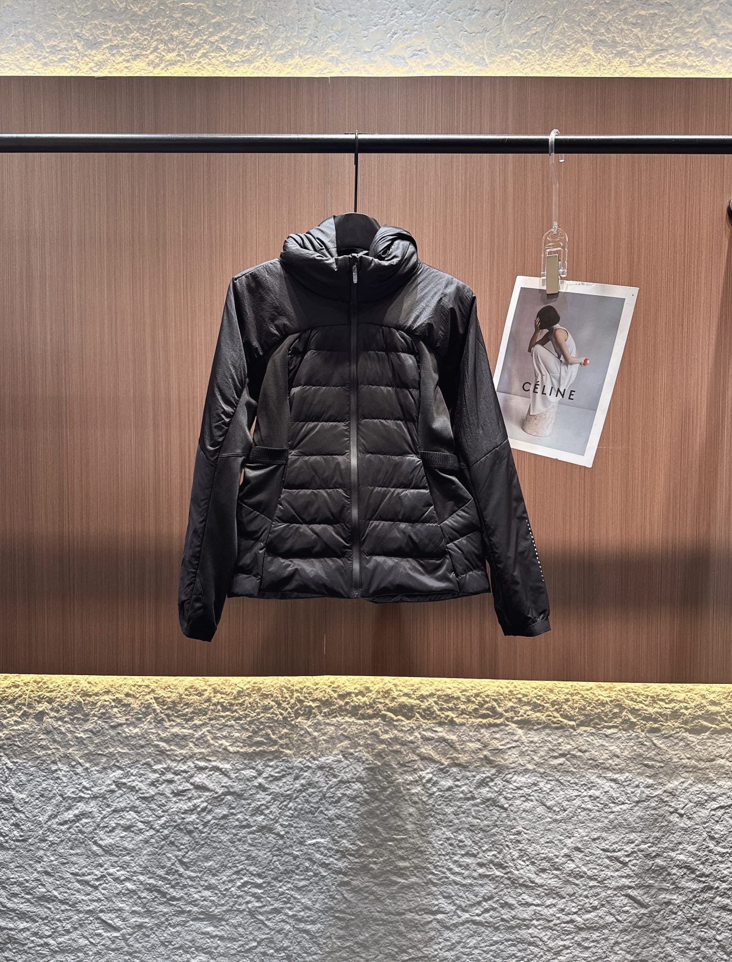 ✨✨✨ moncler2025秋冬新款90羽绒连帽立领修身外套 连帽设计兼具保暖与时尚，拼接材质打造独特