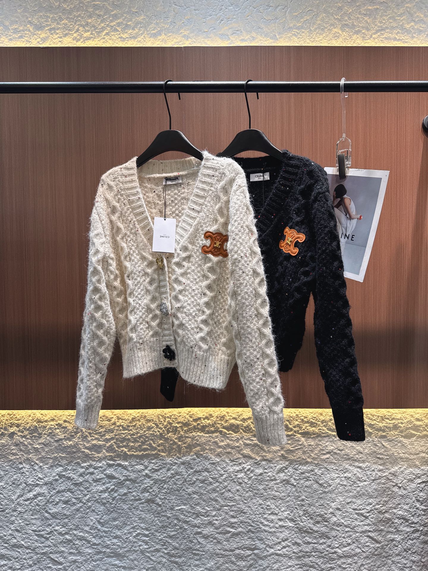 ✨✨✨ celine✨✨✨2025秋冬新款花朵钻石扣大V领羊毛开衫。糅合精致绞花工艺，尽显质感。V领设计