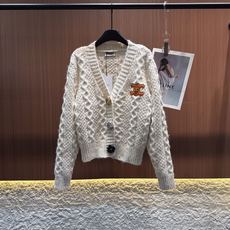 ✨✨✨ celine✨✨✨2025秋冬新款花朵钻石扣大V领羊毛开衫。糅合精致绞花工艺,尽显质感。V领设计 ✨✨✨ celine✨✨✨2025秋冬新款花朵钻石扣大V领羊毛开衫。糅合精致绞花工艺,尽显质感。V领设计