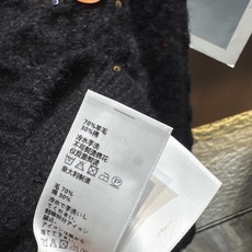 ✨✨✨ celine✨✨✨2025秋冬新款花朵钻石扣大V领羊毛开衫。糅合精致绞花工艺,尽显质感。V领设计 ✨✨✨ celine✨✨✨2025秋冬新款花朵钻石扣大V领羊毛开衫。糅合精致绞花工艺,尽显质感。V领设计