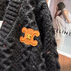 ✨✨✨ celine✨✨✨2025秋冬新款花朵钻石扣大V领羊毛开衫。糅合精致绞花工艺,尽显质感。V领设计 ✨✨✨ celine✨✨✨2025秋冬新款花朵钻石扣大V领羊毛开衫。糅合精致绞花工艺,尽显质感。V领设计