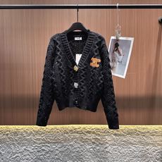 ✨✨✨ celine✨✨✨2025秋冬新款花朵钻石扣大V领羊毛开衫。糅合精致绞花工艺,尽显质感。V领设计 ✨✨✨ celine✨✨✨2025秋冬新款花朵钻石扣大V领羊毛开衫。糅合精致绞花工艺,尽显质感。V领设计
