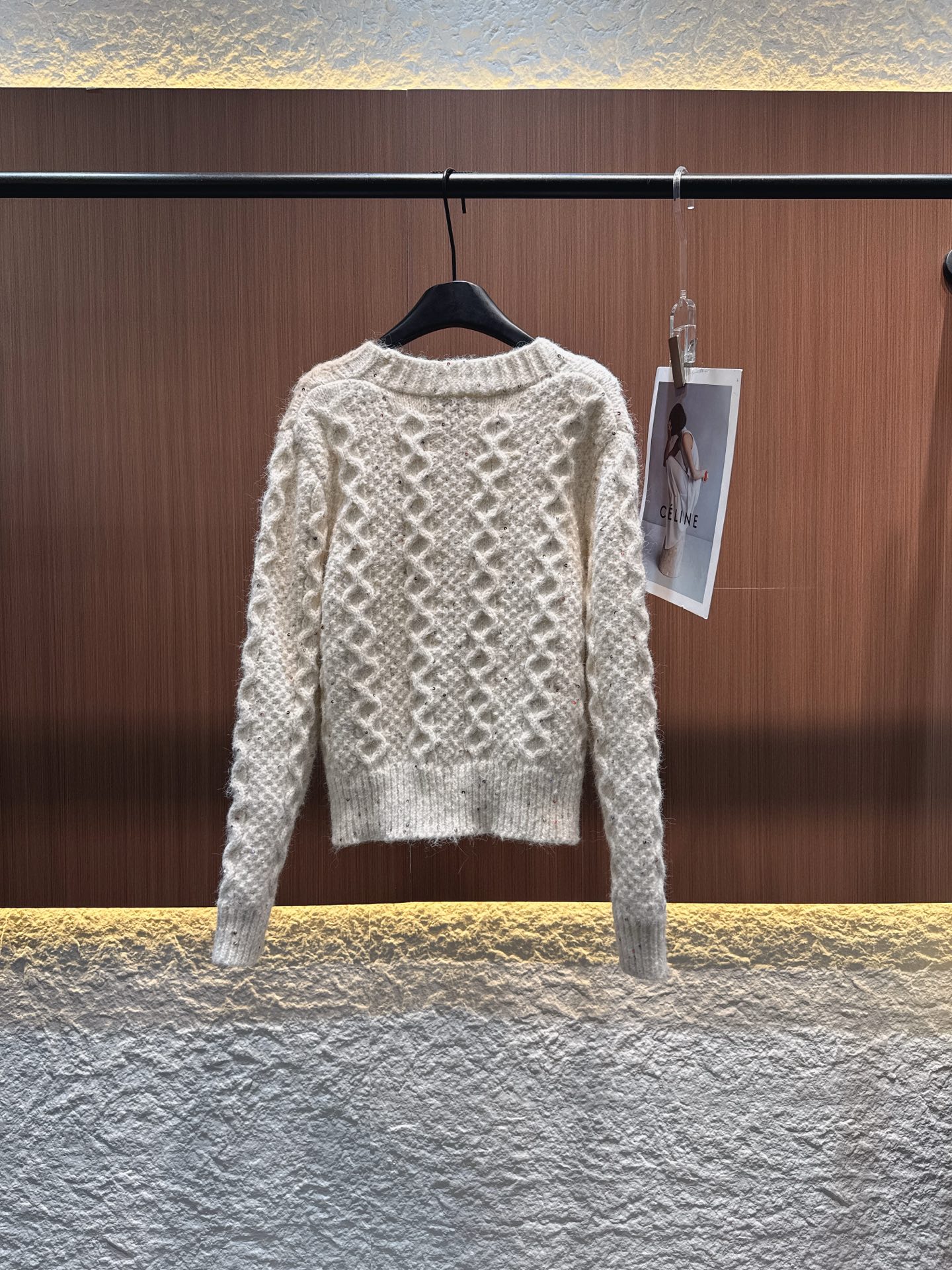 ✨✨✨ celine✨✨✨2025秋冬新款花朵钻石扣大V领羊毛开衫。糅合精致绞花工艺,尽显质感。V领设计 ✨✨✨ celine✨✨✨2025秋冬新款花朵钻石扣大V领羊毛开衫。糅合精致绞花工艺,尽显质感。V领设计