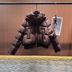 ✨✨✨ miumiu✨✨✨2025 秋冬新款大翻领连帽下摆抽绳外套羽绒服,蓬松饱满保暖性强。连帽设计时尚 ✨✨✨ miumiu✨✨✨2025 秋冬新款大翻领连帽下摆抽绳外套羽绒服,蓬松饱满保暖性强。连帽设计时尚